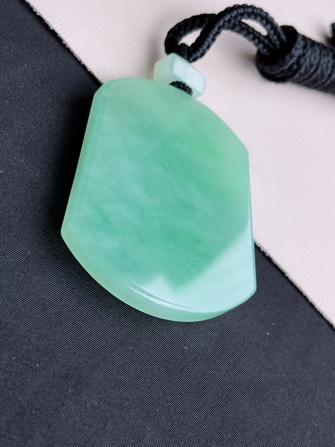 甜绿平安牌，简约时尚，尺寸52/41.6/5.8/自然光实拍