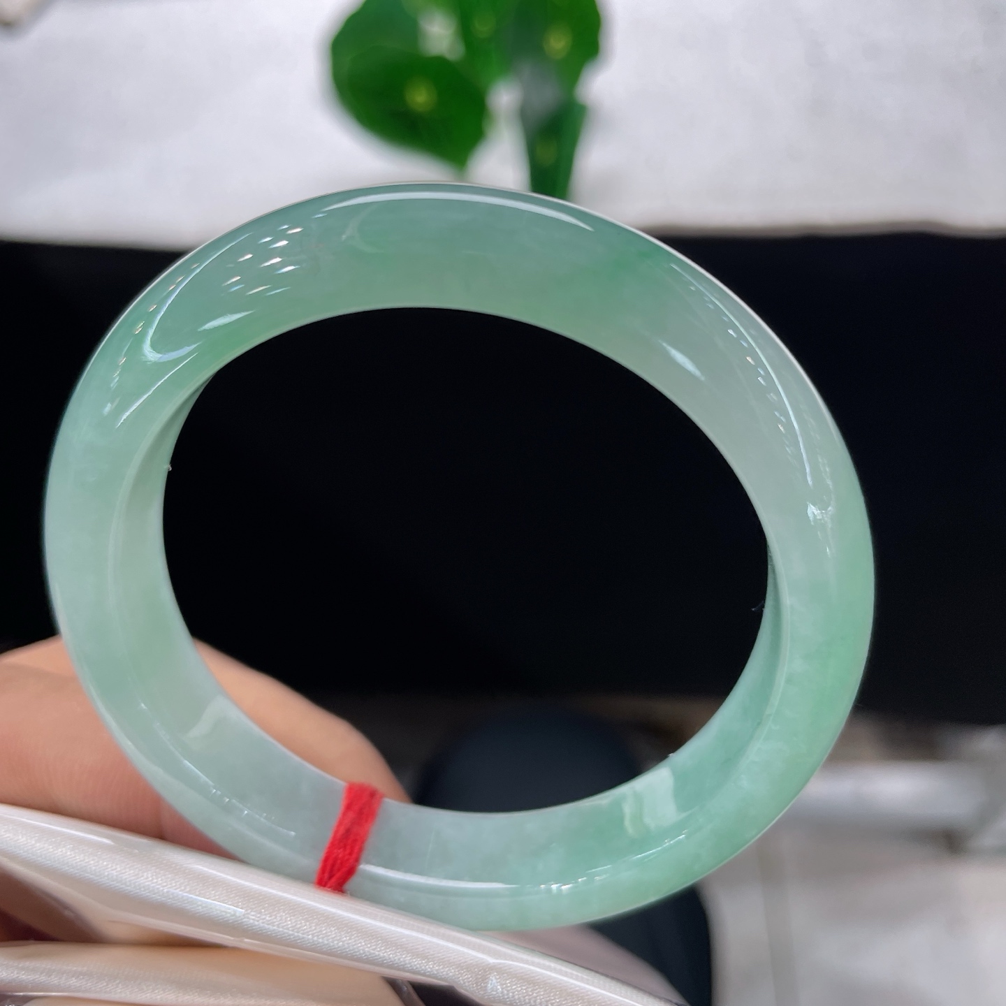 翡翠手镯，圈口55.1/11.8/7.8，冰晴底正圈，54/55可戴，玉揽一汪青潭，翠染素腕，无裂