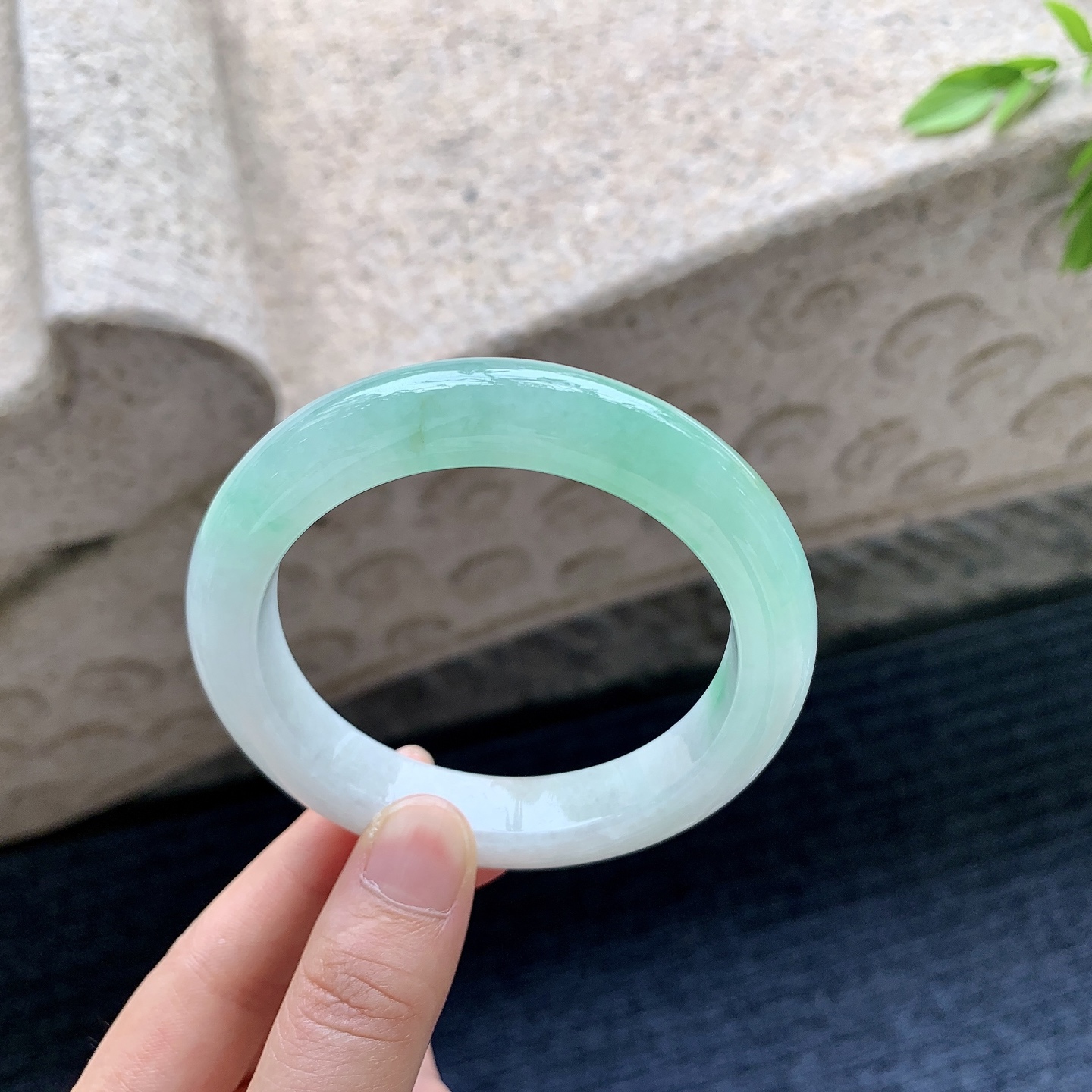 正圈 57 57，圈口57.6/12/9.7，编码GX081923，描述细糯飘绿，水润，种老，细腻，有纹线