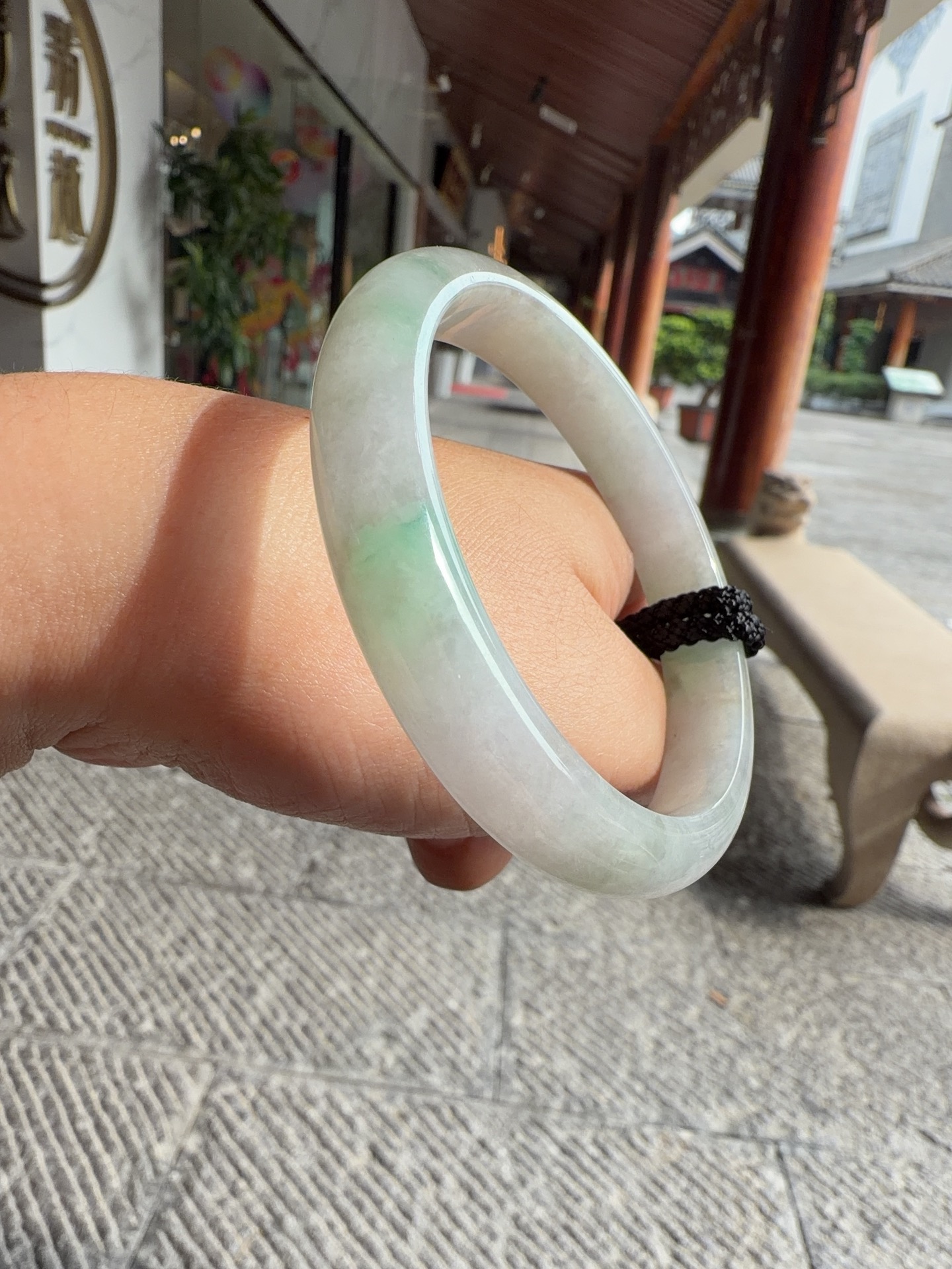 正圈58 59，圈口58.8-11.2-7.3，编码0818H18，糯种飘绿，玉质细腻，水润，种老，有纹