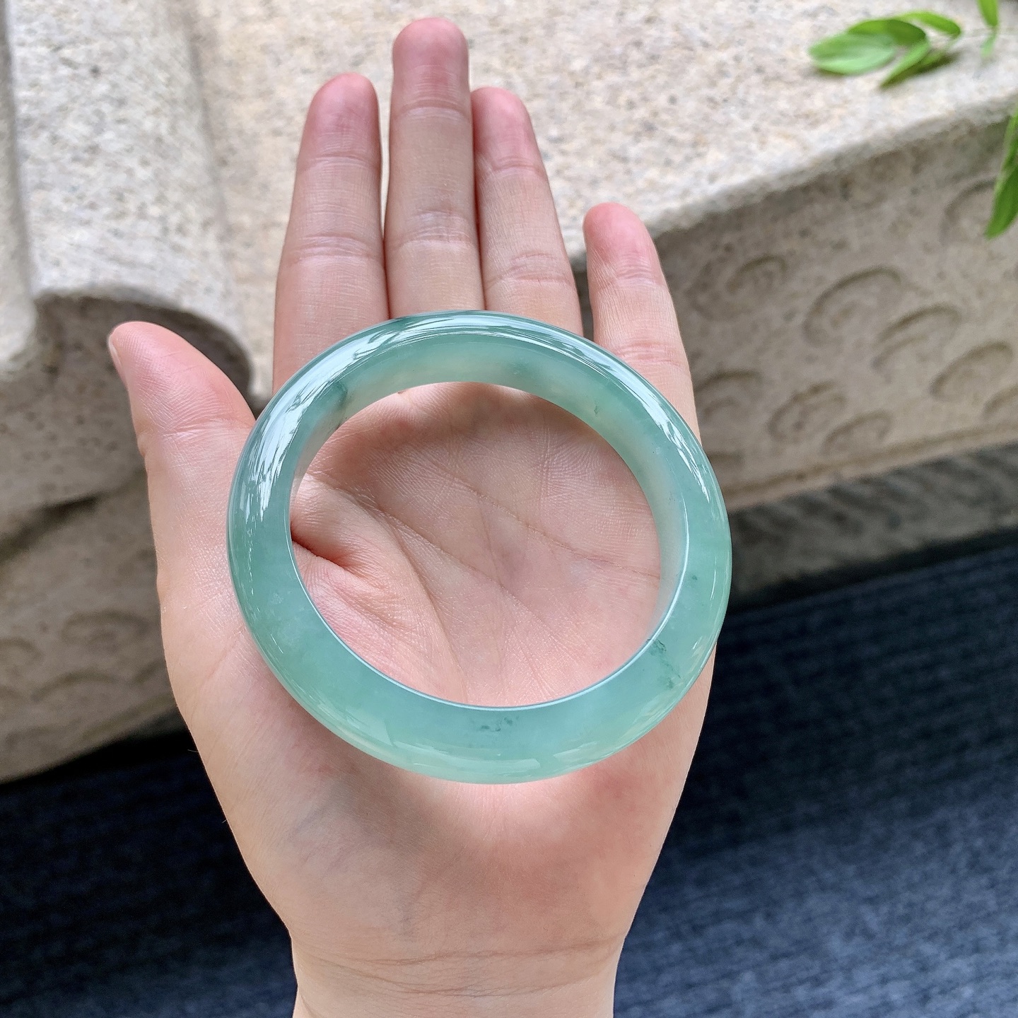 正圈53 54，圈口54.8/11.8/8.3，编码WW081917，糯冰晴绿飘花，水润，种老，细腻，打灯有纹线