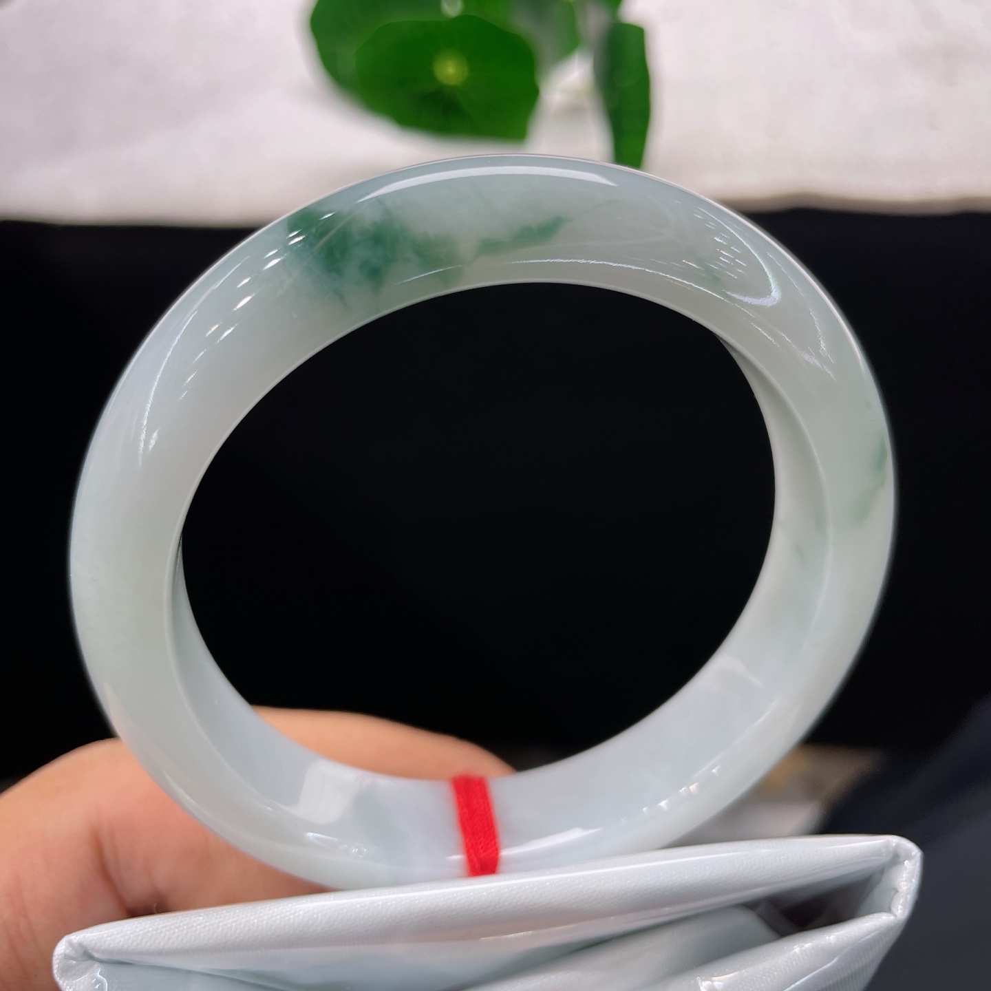 翡翠手镯 圈口56.6/12.4/8.4，冰飘花正圈，56/57/可戴，飘花藏山水，玉润伴朝夕，无裂