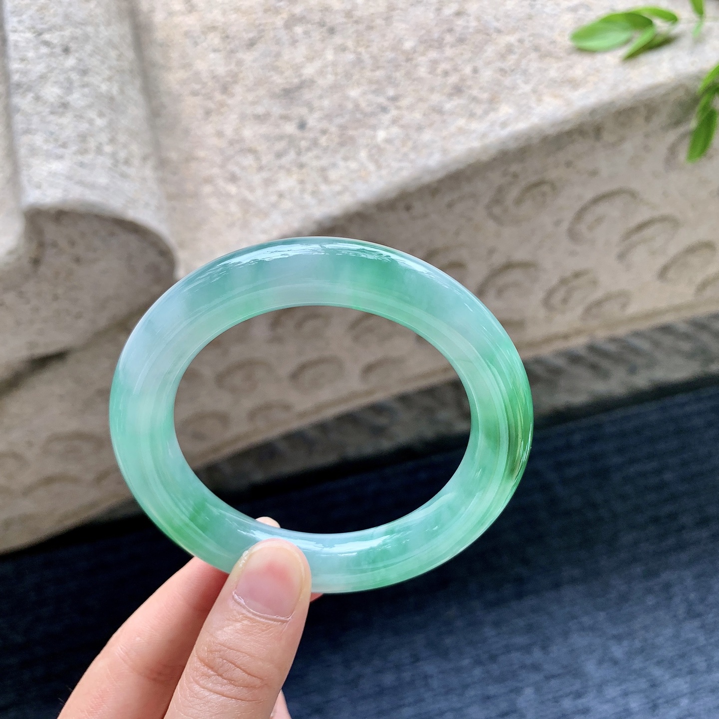 圆条56 57，圈口57.4/12/11.4，编码WW081933，冰糯飘辣绿，水润，种老，细腻，无裂。