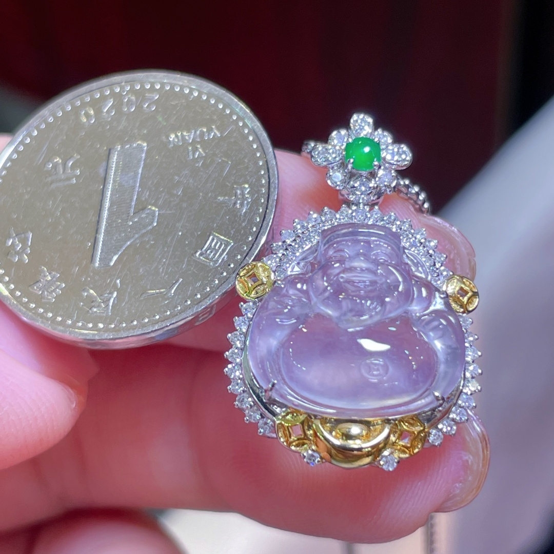 ️翡翠A货 佛公吊坠，高冰起光，料子冰润细腻，种老起光，18k金镶真钻，上身佩戴效果很好，尺寸如图，24.6-16.9-7.5
