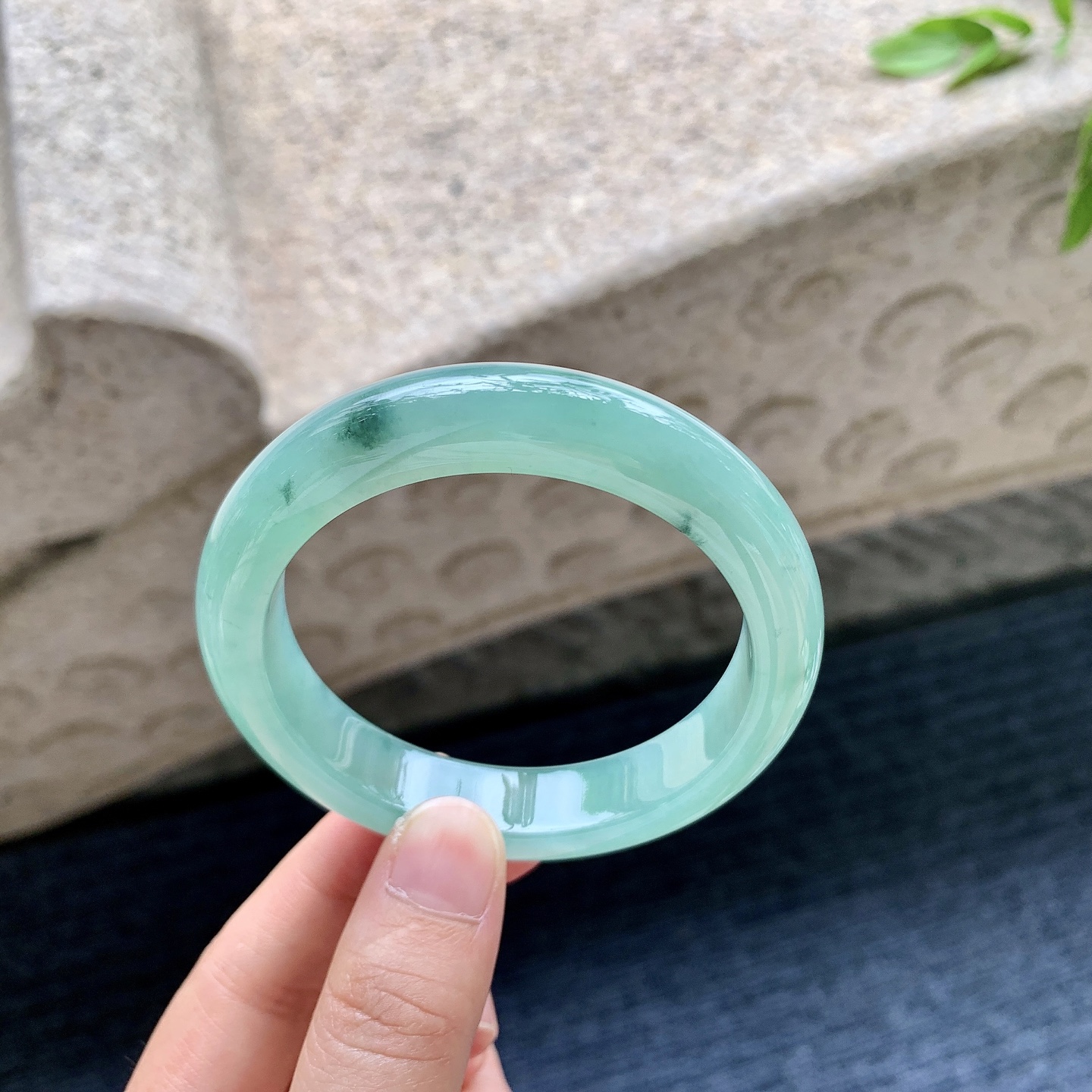 正圈53 54，圈口54.8/11.8/8.3，编码WW081917，糯冰晴绿飘花，水润，种老，细腻，打灯有纹线