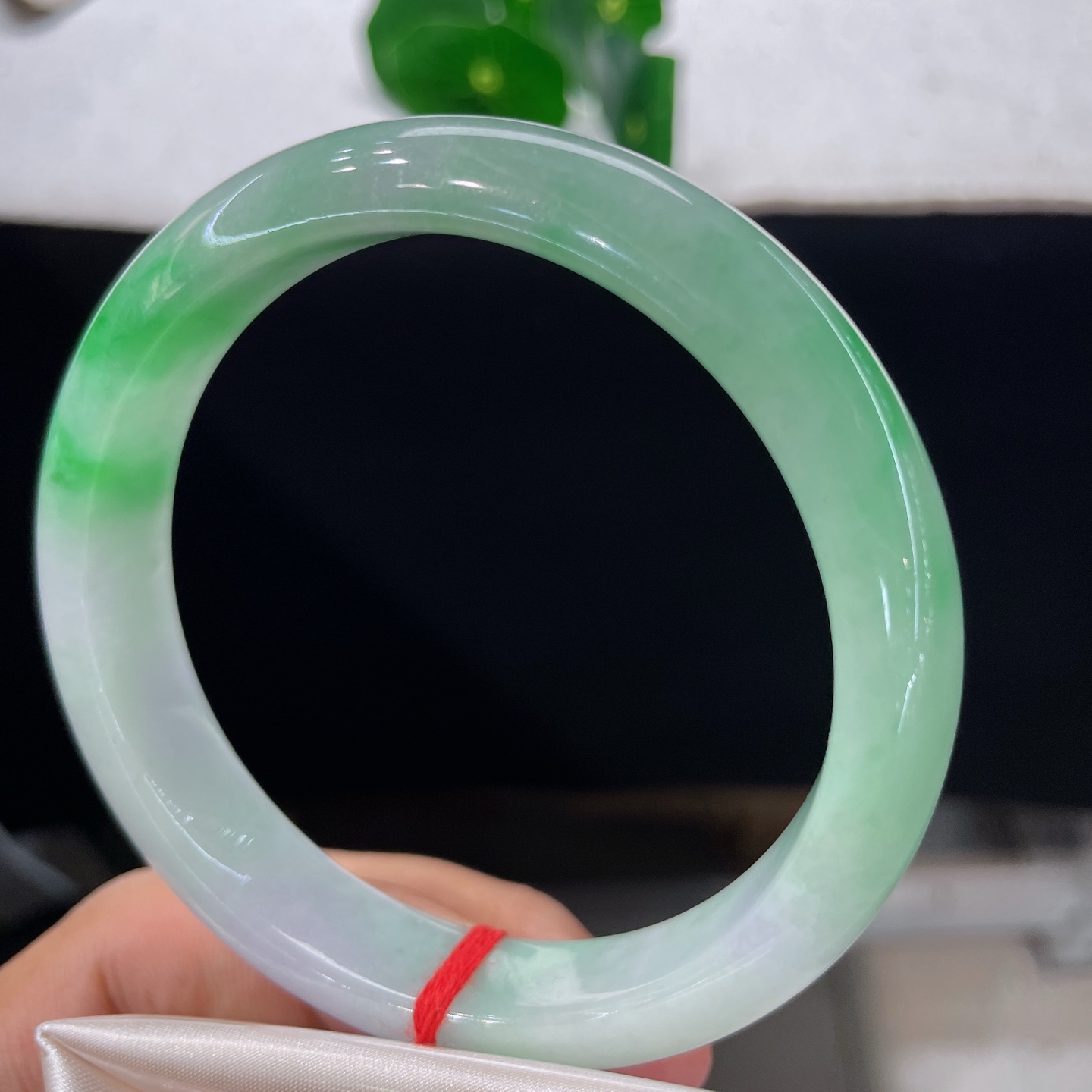 翡翠手镯 圈口61.5/12.3/8.3，春彩正阳绿正圈，远山含翠，玉镯藏春，一镯伴身，岁岁安然。无裂。