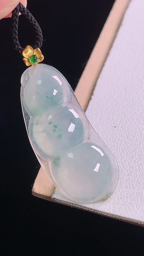 ️18K冰飘花四季豆吊坠，无裂，尺寸:38.4-33.4-14.4-5.3mm