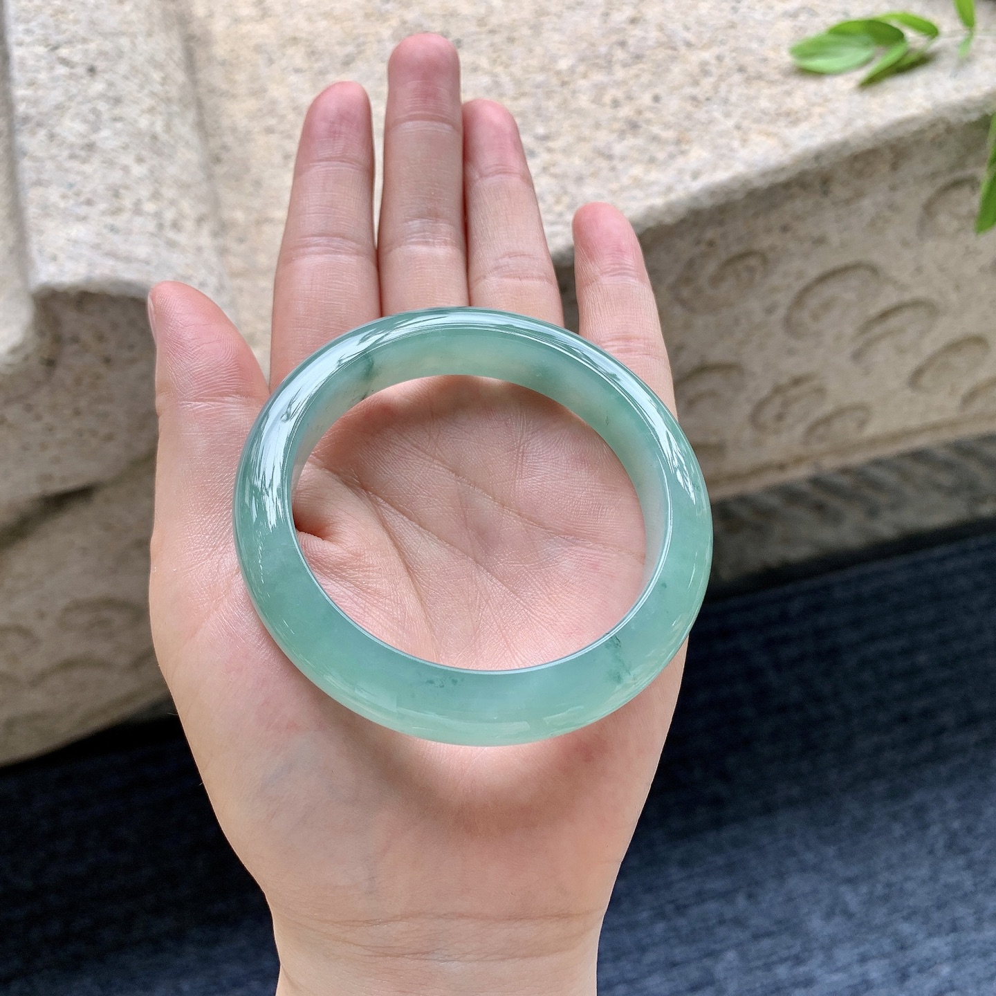 正圈53 54，圈口54.8/11.8/8.3，编码WW081917，糯冰晴绿飘花，水润，种老，细腻