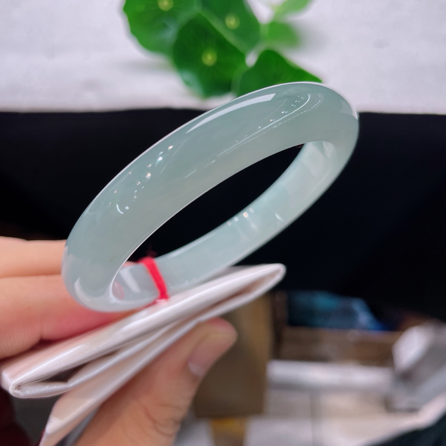 翡翠手镯 圈口54.7/10.2.8，晴底正圈，54/55可戴，仿若薄雾绕林，冰润清灵。质地澄澈。无裂。
