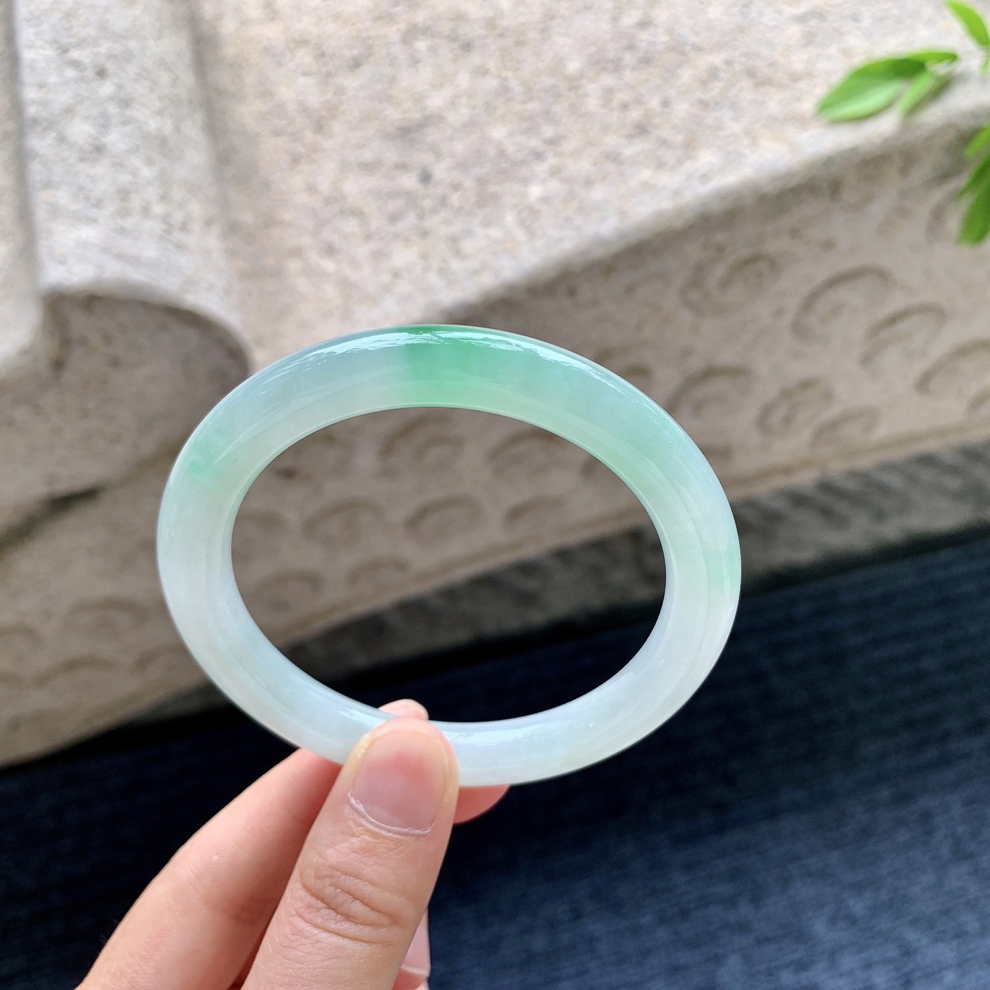 圆条56 57，圈口57/8.6/8.9，编码W6081915，描述细糯飘绿，水润，种老，细腻，打灯有棉纹