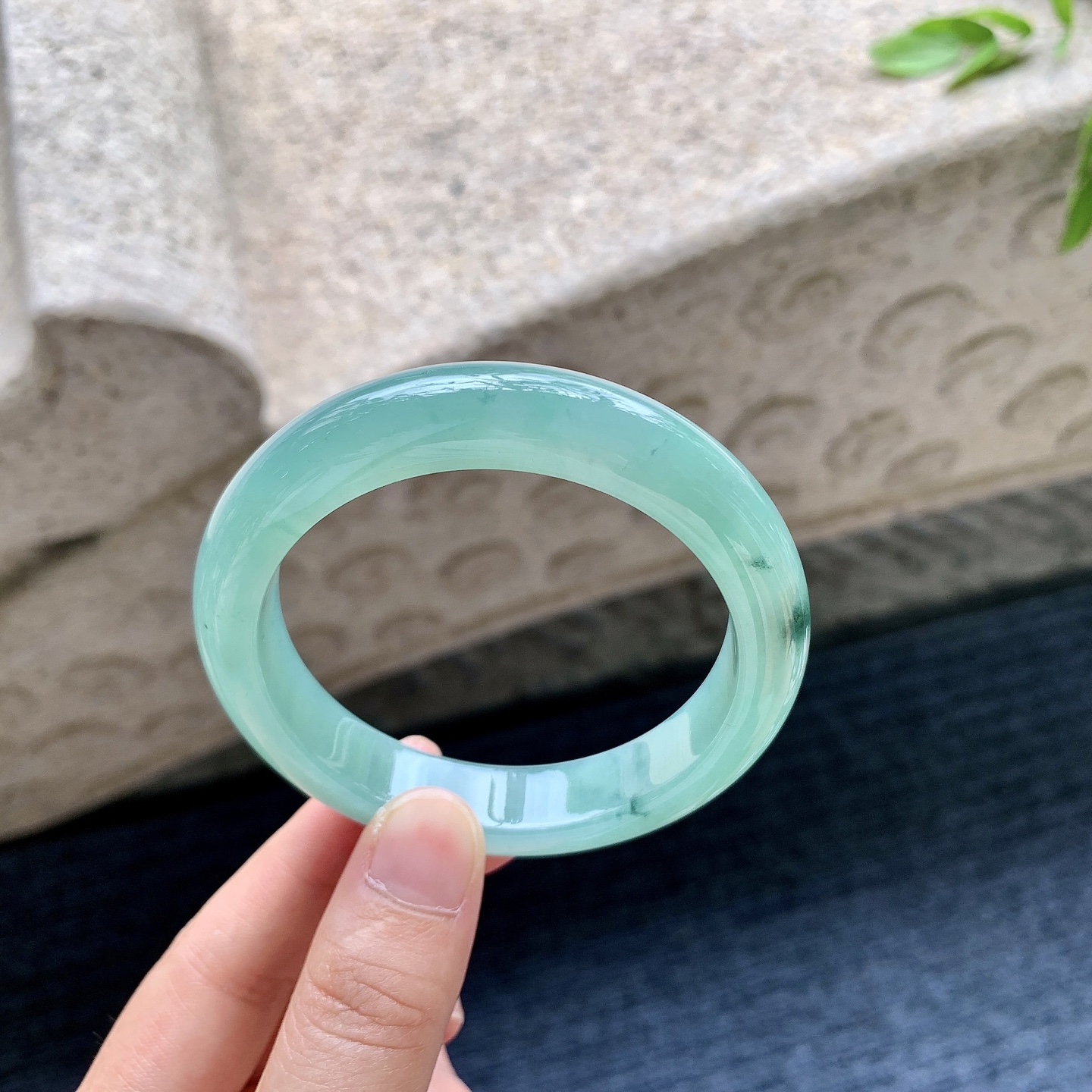 正圈53 54，圈口54.8/11.8/8.3，编码WW081917，糯冰晴绿飘花，水润，种老，细腻，打灯有纹线