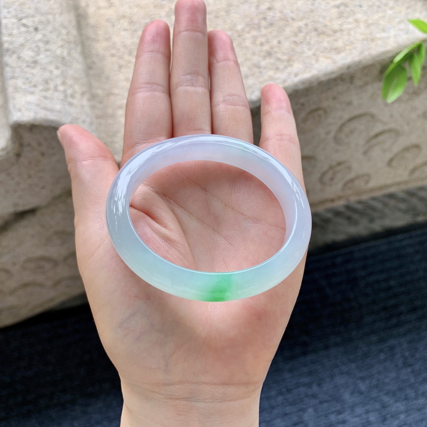 贵妃53 54，圈口54/46.6/10.8/7.4，编码BA081950，描述糯冰飘绿，水润，种老，细腻，打灯有絮线