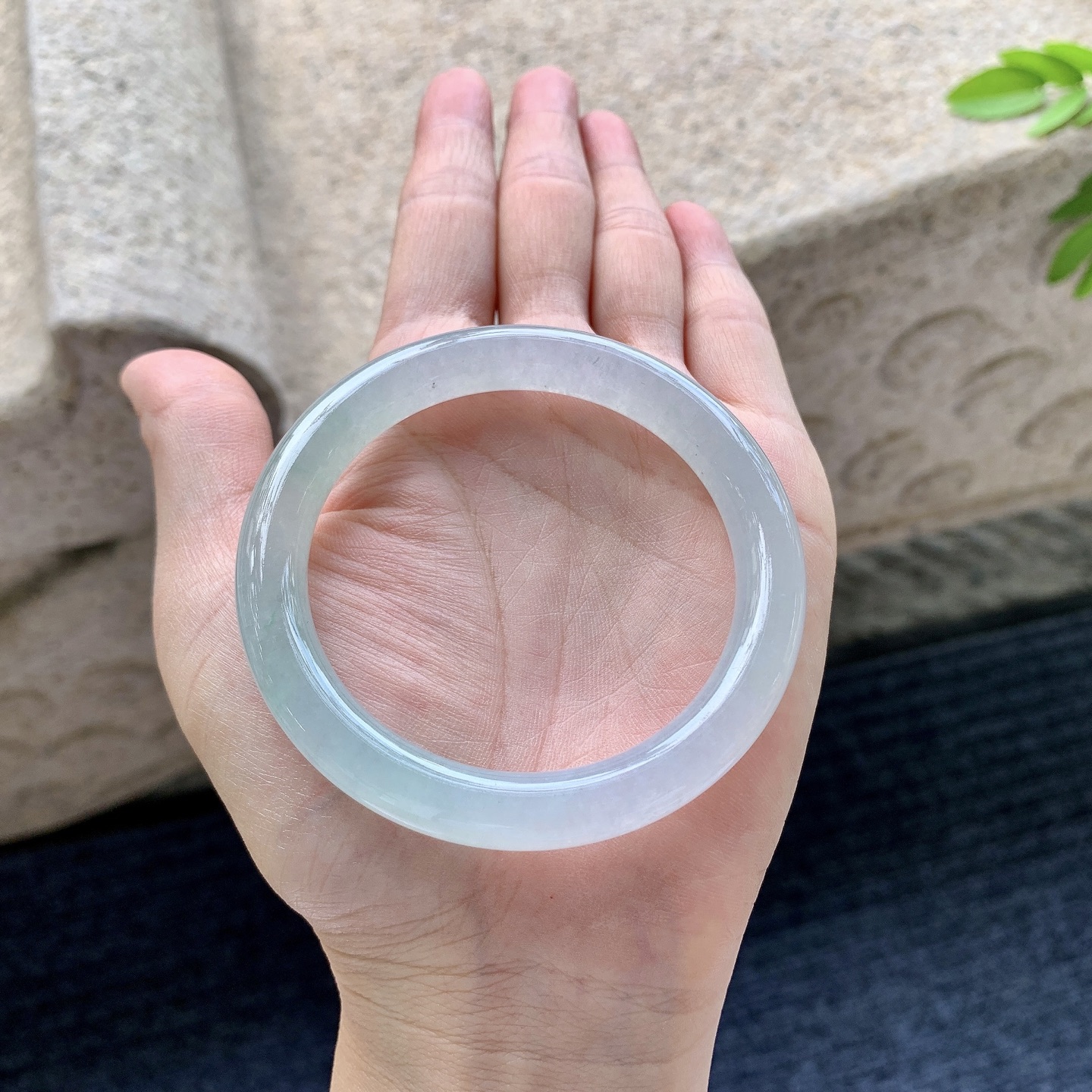 圆条52 53，圈口53.5/8.8/8.4，编码GX081922，糯冰飘绿，水润，种老，细腻，打灯有棉线