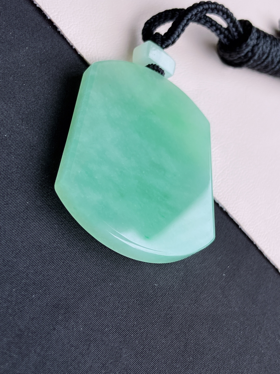 甜绿平安牌，简约时尚，尺寸52/41.6/5.8/自然光实拍