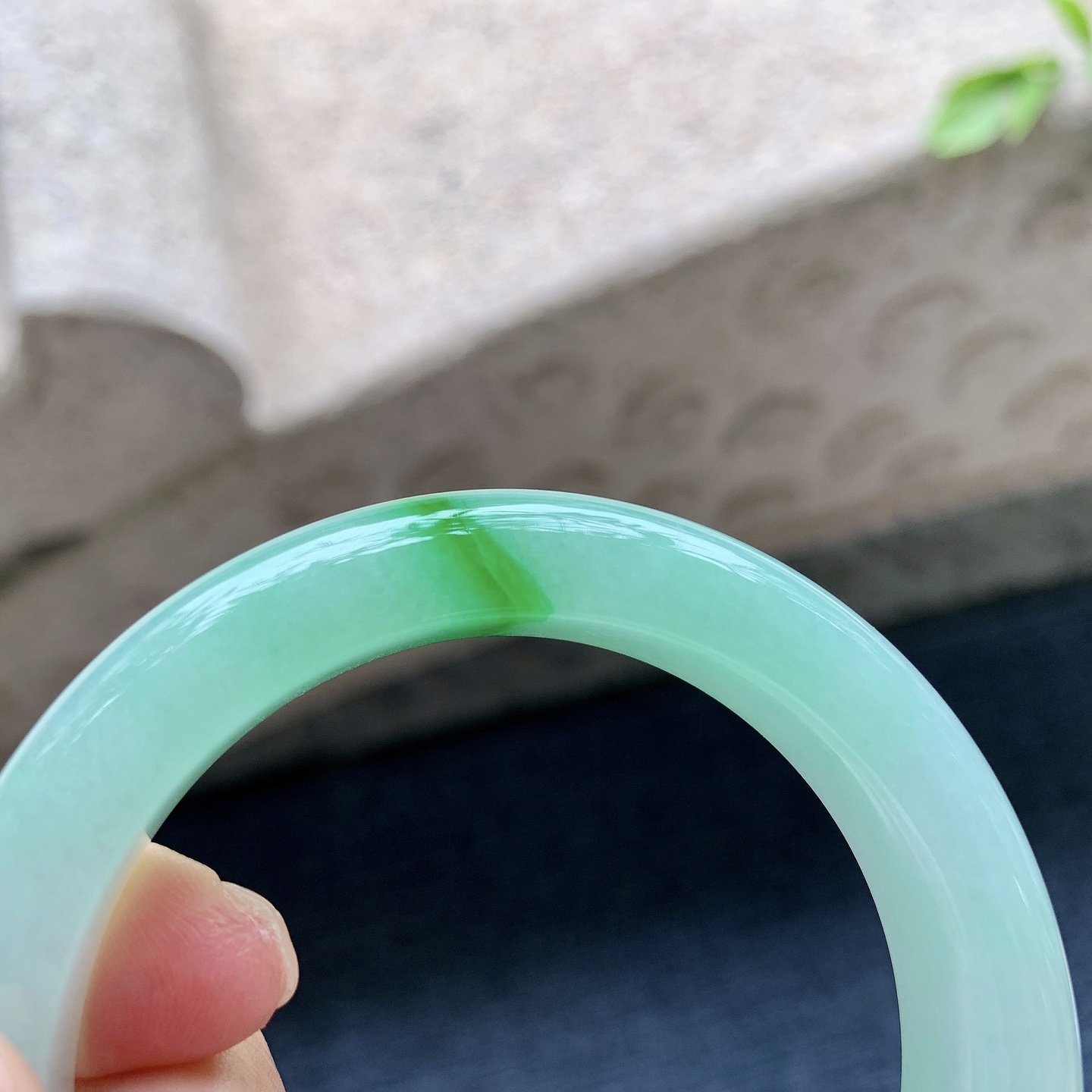 正圈53 54，圈口54.1/12/9.2，编码NK081923，细糯飘阳绿，水润，种老，细腻，有纹线