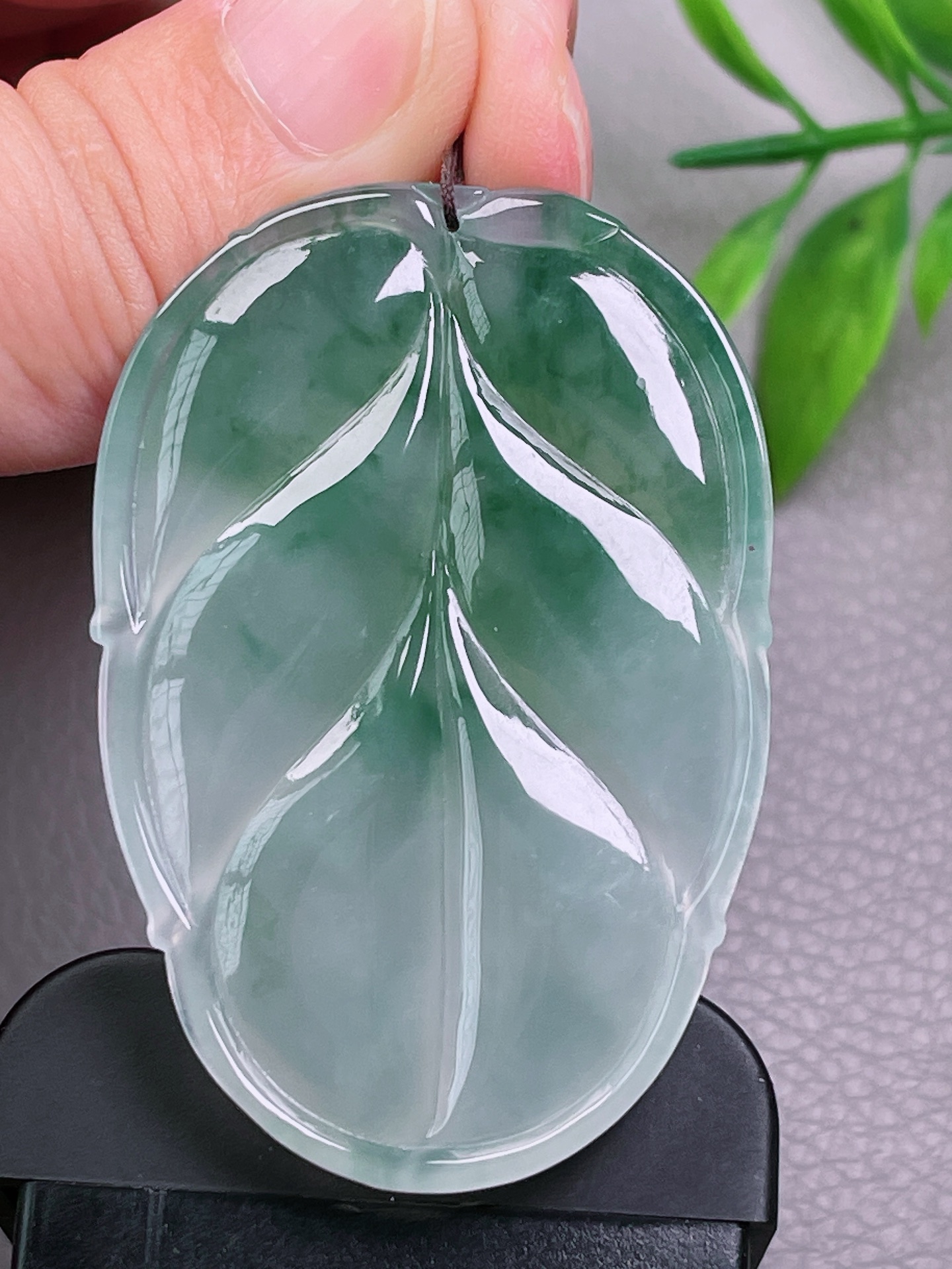 高冰种飘花大叶子，无裂，细腻油洁，玉质漂亮，起荧光，尺寸：52.8-35.4-6.2