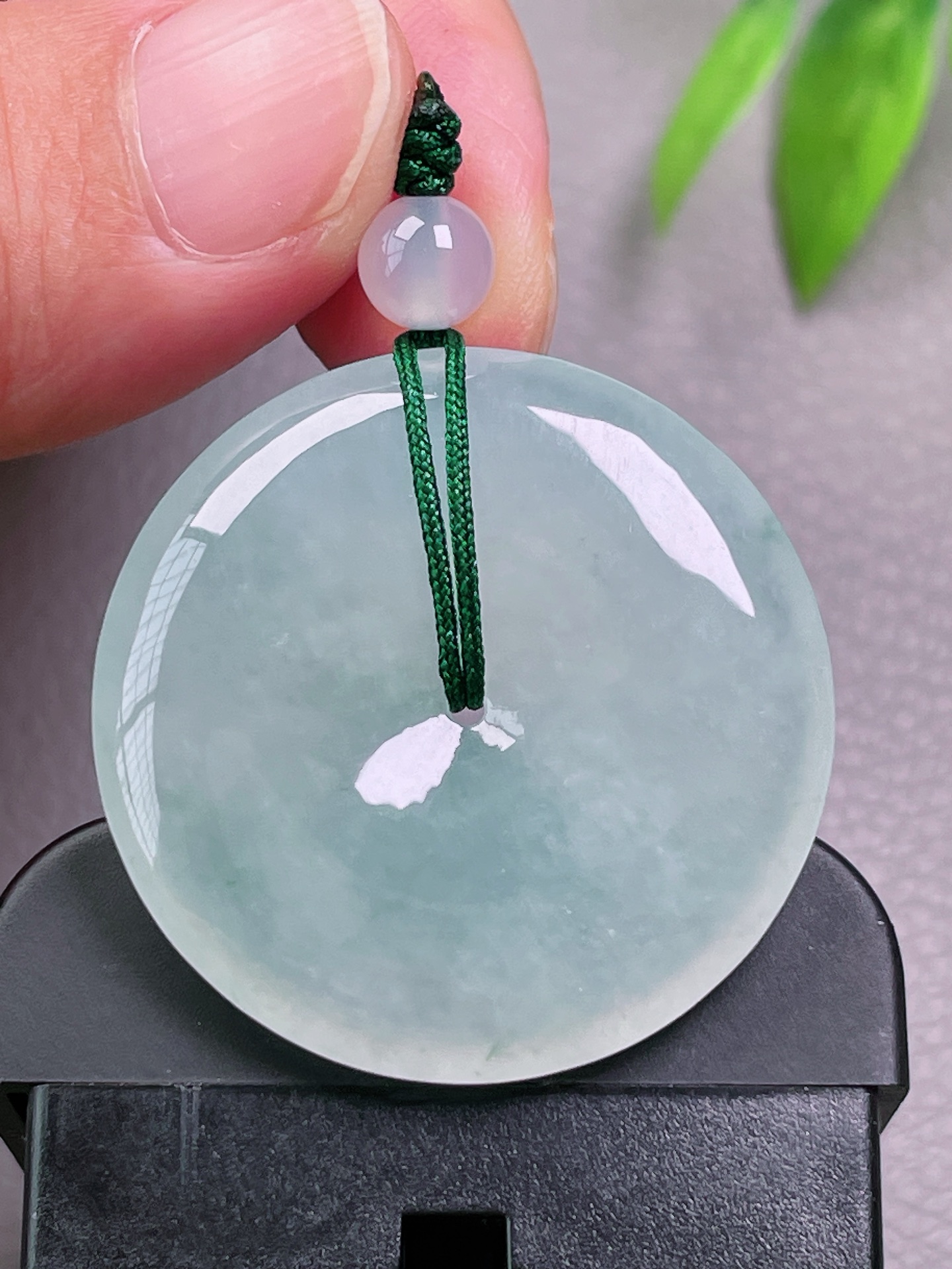 高冰种平安扣，无裂，水润油洁，玉质干净，起荧光，尺寸：33.3-5.6