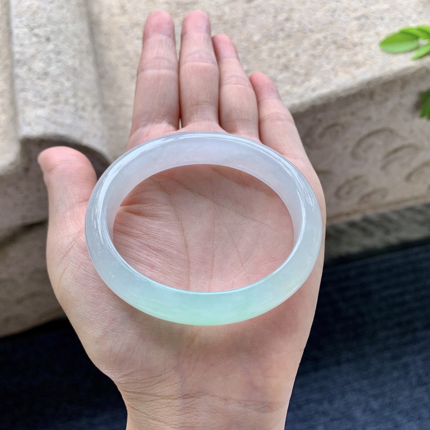 贵妃53 54，圈口54.8/47.2/12.5/7，编码GX081921，糯冰飘绿，水润，种老，细腻，打灯有棉线