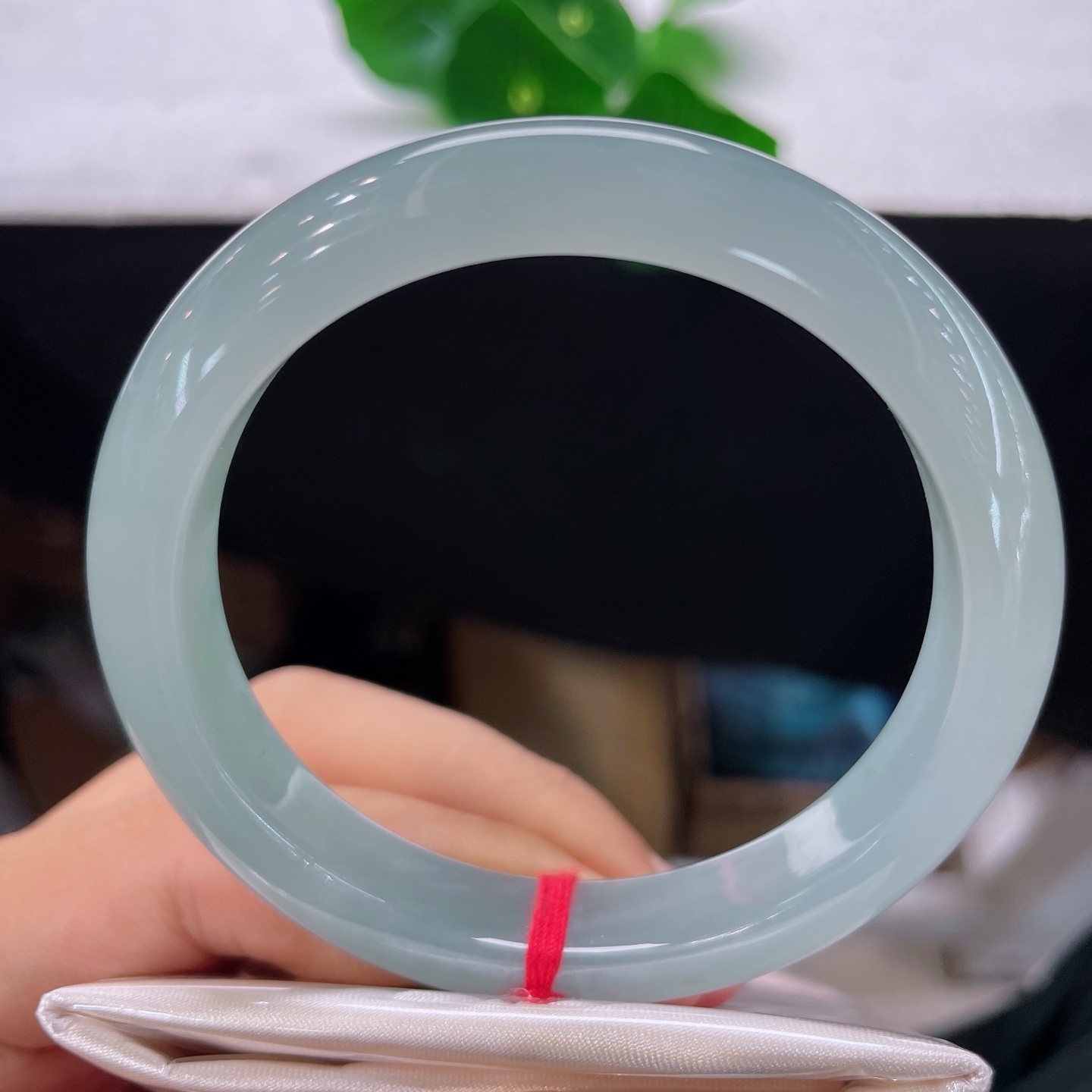 翡翠手镯 圈口54.7/10.2.8，晴底正圈，54/55可戴，仿若薄雾绕林，冰润清灵。质地澄澈。无