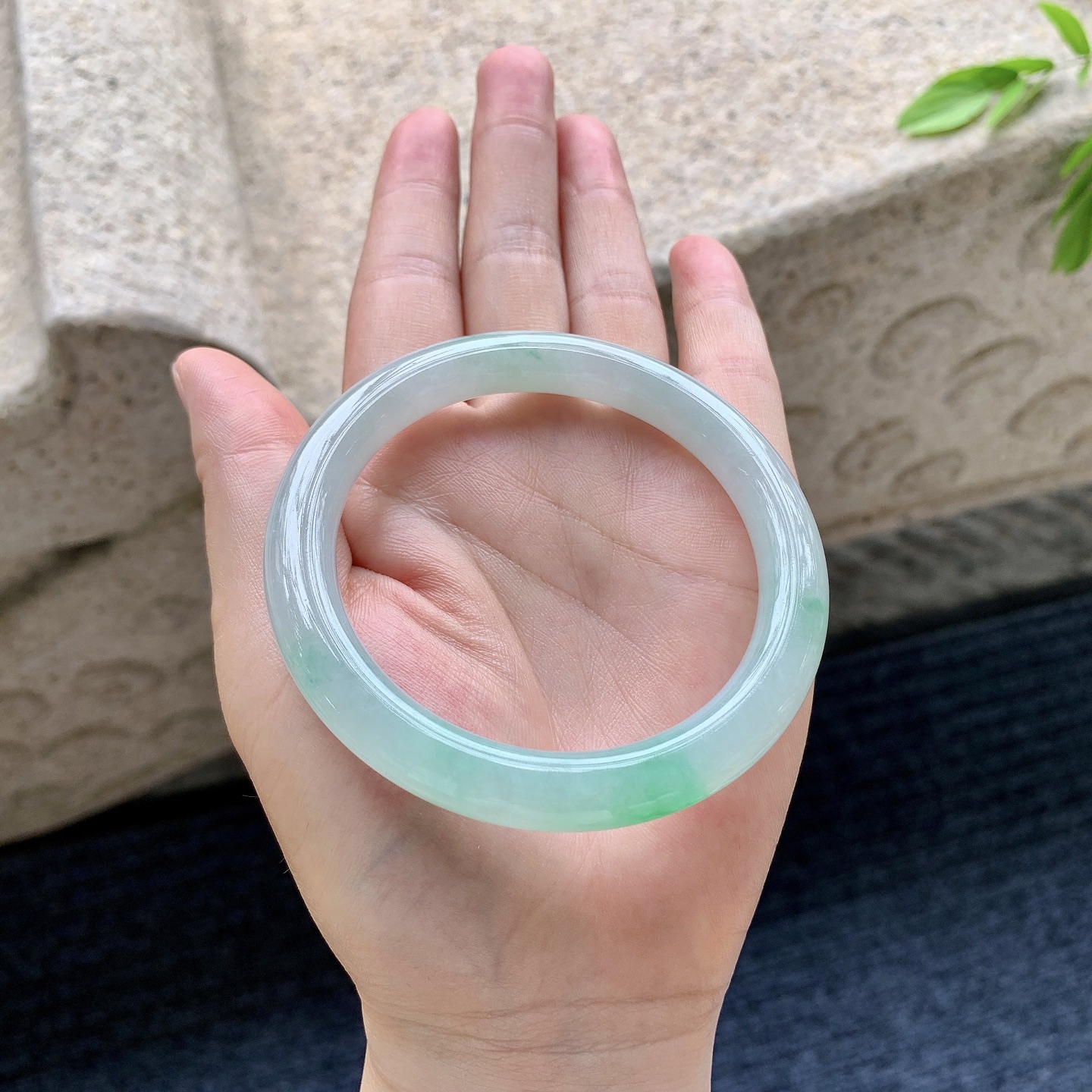 圆条56 57，圈口57/8.6/8.9，编码W6081915，描述细糯飘绿，水润，种老，细腻，打灯有棉纹
