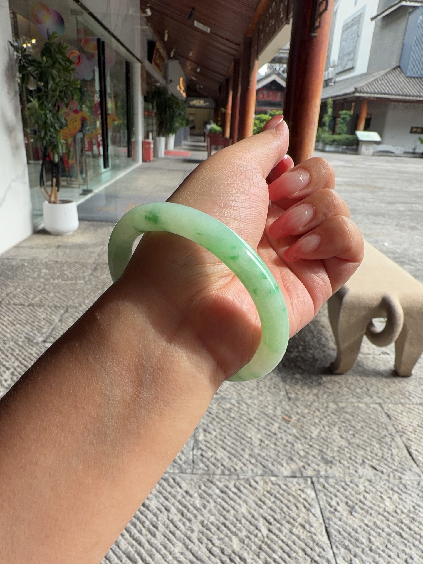 手镯，圆条57 58，圈口57.6-9-8.6，编码0818P13，糯飘绿，冰莹通透，水润，种老，棉根