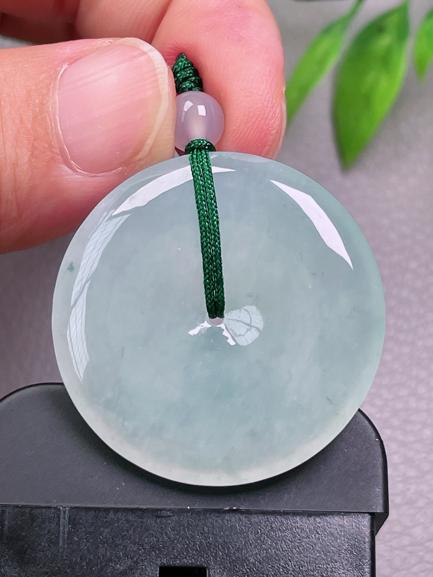 高冰种平安扣，无裂，水润油洁，玉质干净，起荧光，尺寸：33.3-5.6