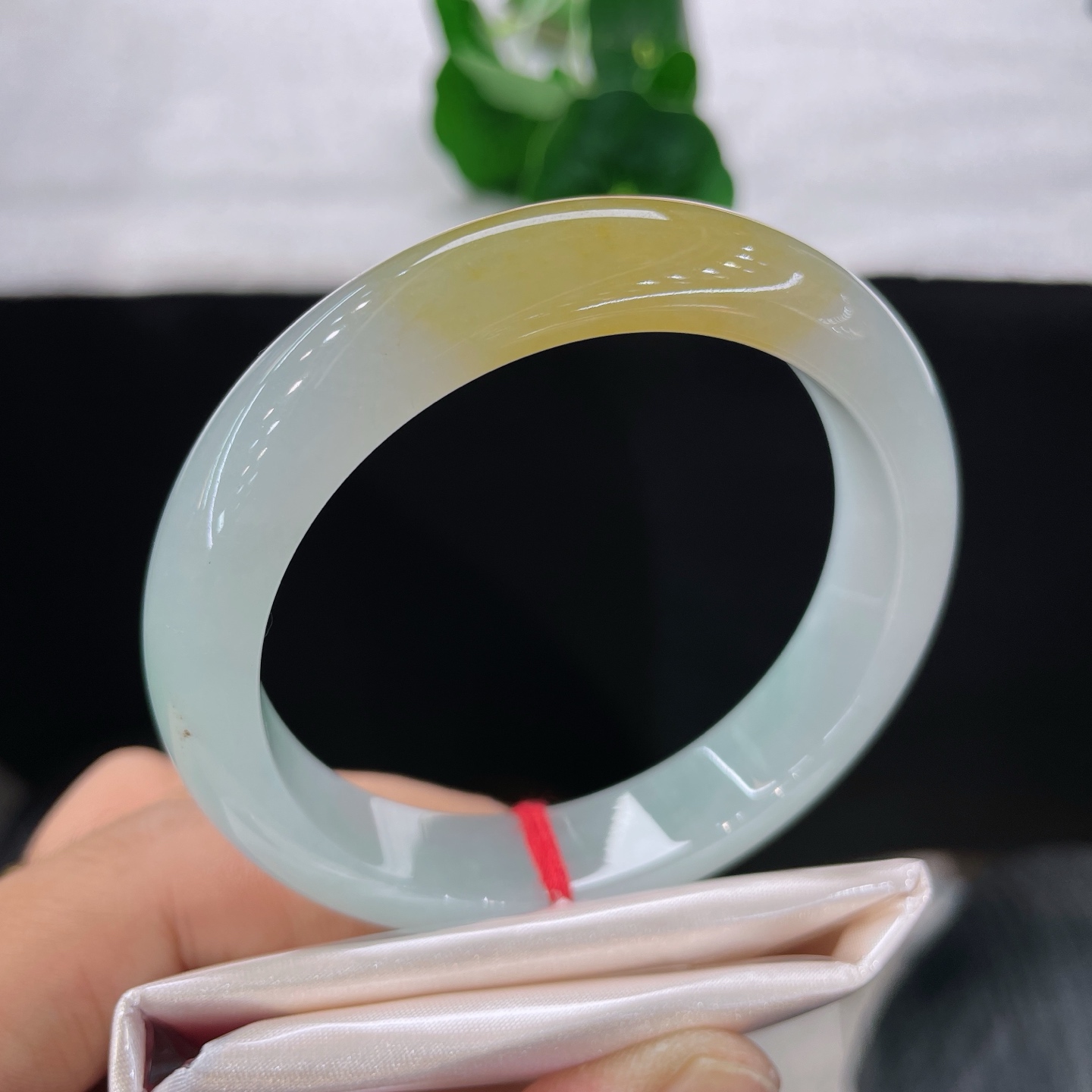 翡翠手镯 圈口56.1/12/8.2，冰黄翡正圈，56/57可戴，黄如暖阳熔金，白似凝霜映月，质地莹