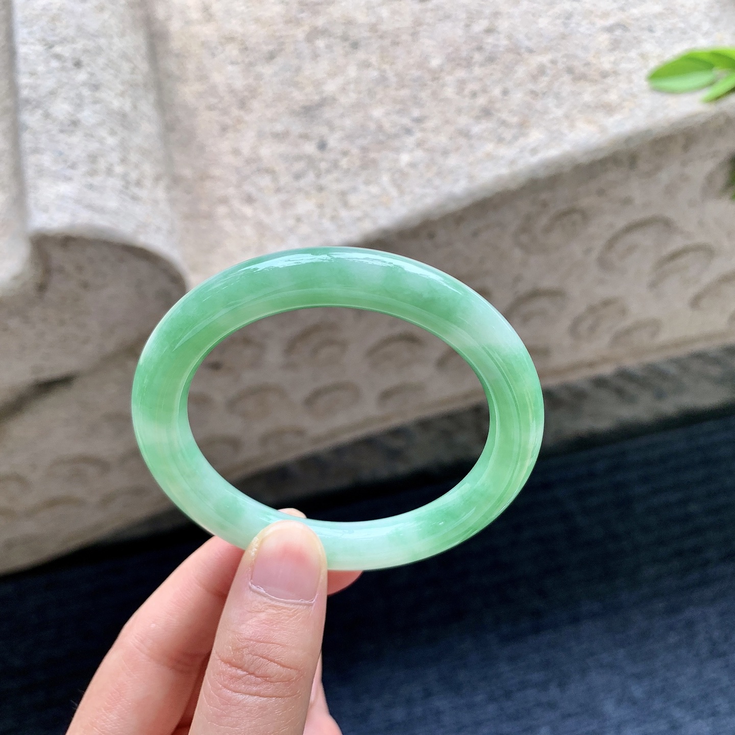 圆条51 52，圈口52.8/9/8.8，编码W6081916，描述细糯飘绿，水润，种老，细腻，打灯有絮线