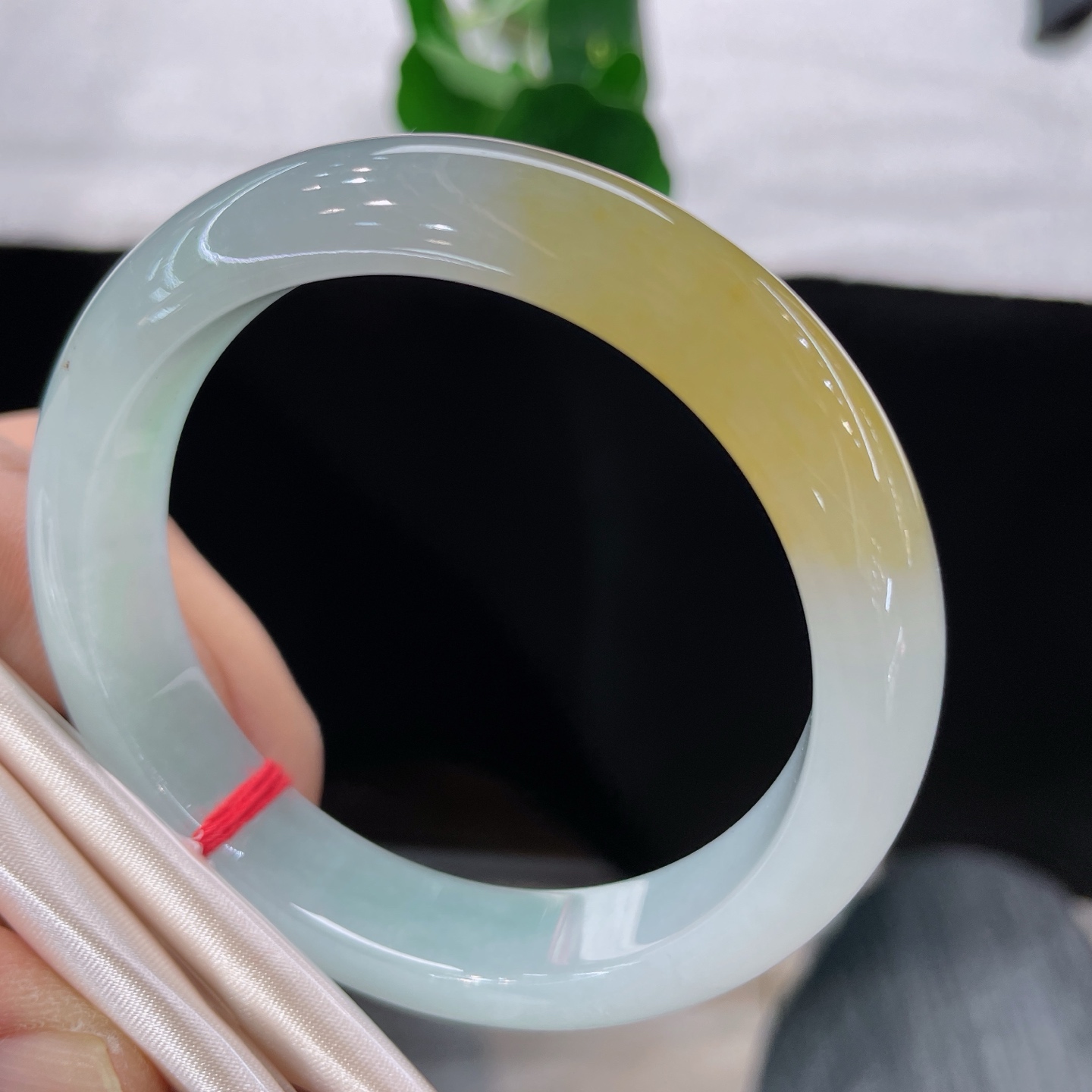 翡翠手镯 圈口56.1/12/8.2，冰黄翡正圈，56/57可戴，黄如暖阳熔金，白似凝霜映月，质地莹透。