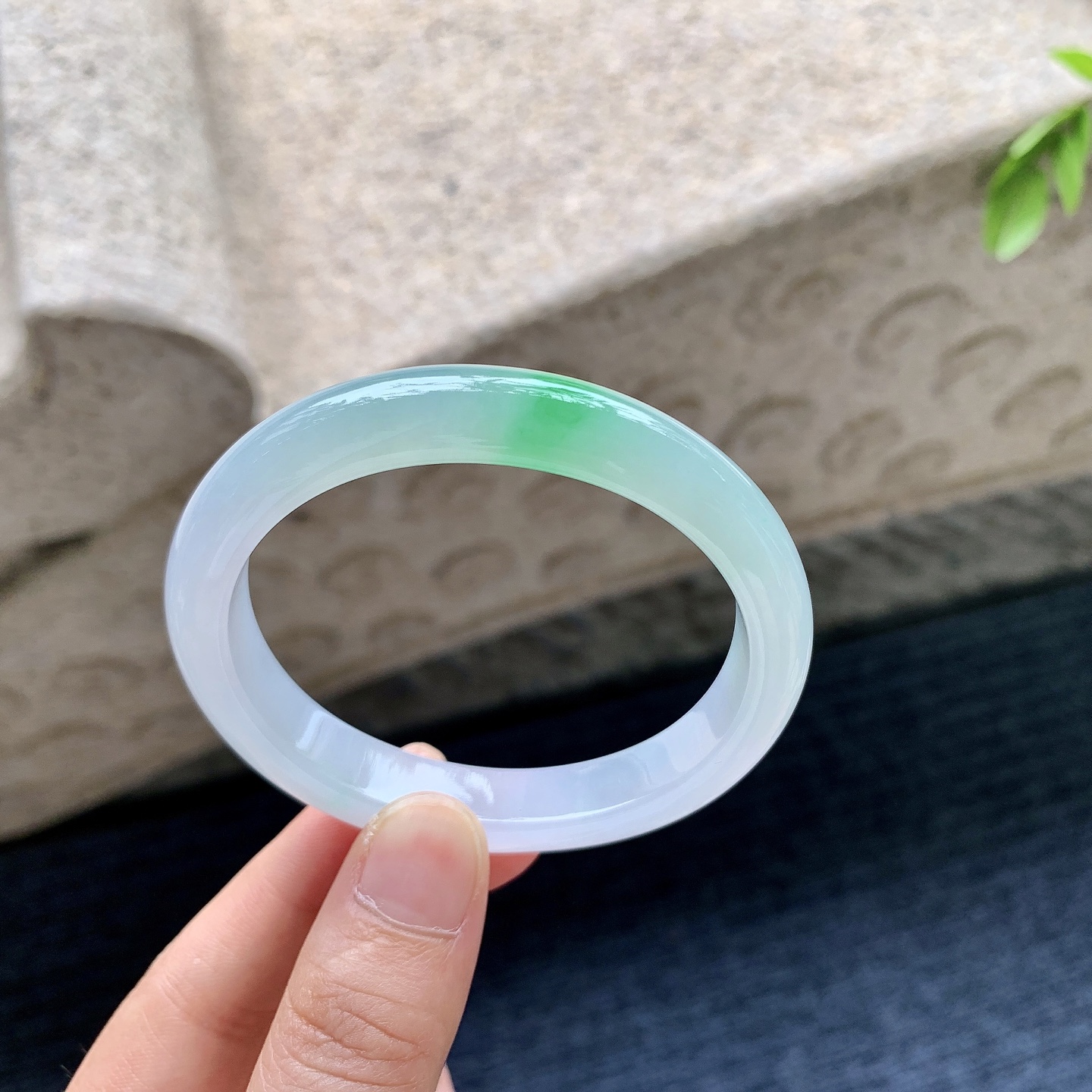 贵妃53 54，圈口54/46.6/10.8/7.4，编码BA081950，描述糯冰飘绿，水润，种老，细腻，打灯有絮线