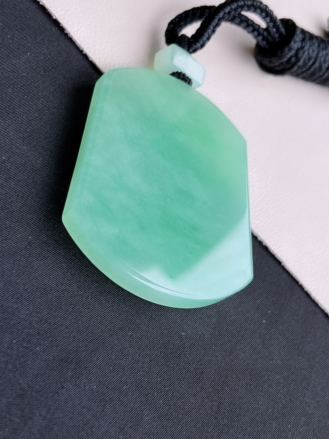 甜绿平安牌，简约时尚，尺寸52/41.6/5.8/自然光实拍