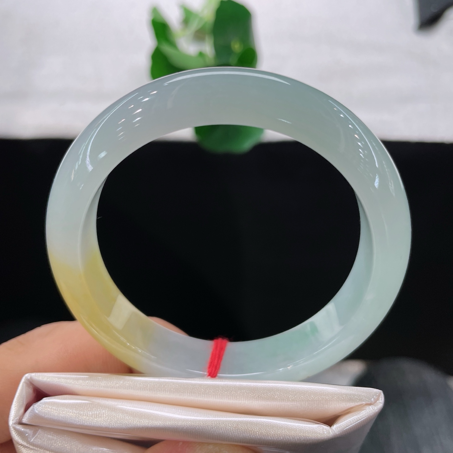 翡翠手镯 圈口56.1/12/8.2，冰黄翡正圈，56/57可戴，黄如暖阳熔金，白似凝霜映月，质地莹透。