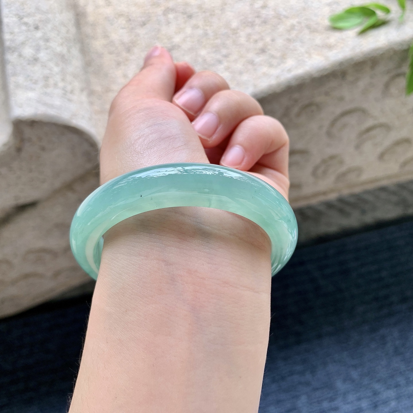 正圈53 54，圈口54.8/11.8/8.3，编码WW081917，糯冰晴绿飘花，水润，种老，细腻，打灯有纹线