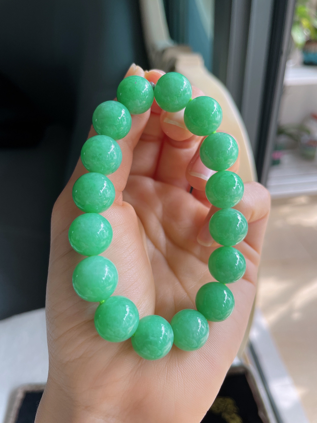 缅甸天然翡翠A货，冰满绿阳绿手串，尺寸：12.3mm。【编3100】