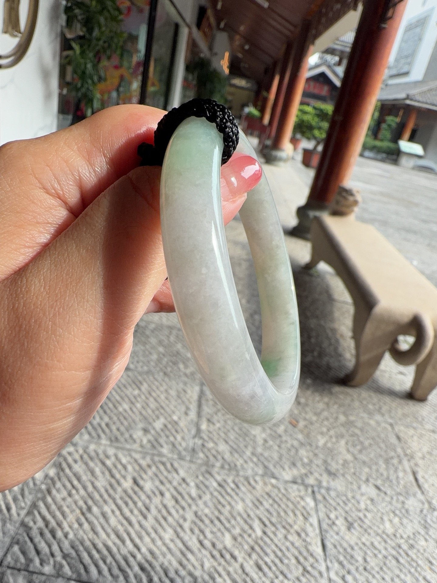 正圈58 59，圈口58.8-11.2-7.3，编码0818H18，糯种飘绿，玉质细腻，水润，种老，有纹