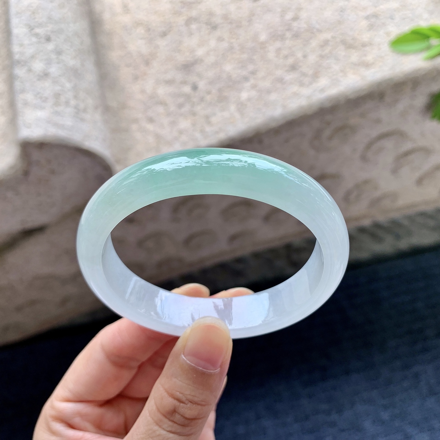 贵妃53 54，圈口54.8/47.2/12.5/7，编码GX081921，糯冰飘绿，水润，种老，细腻，打灯有棉线