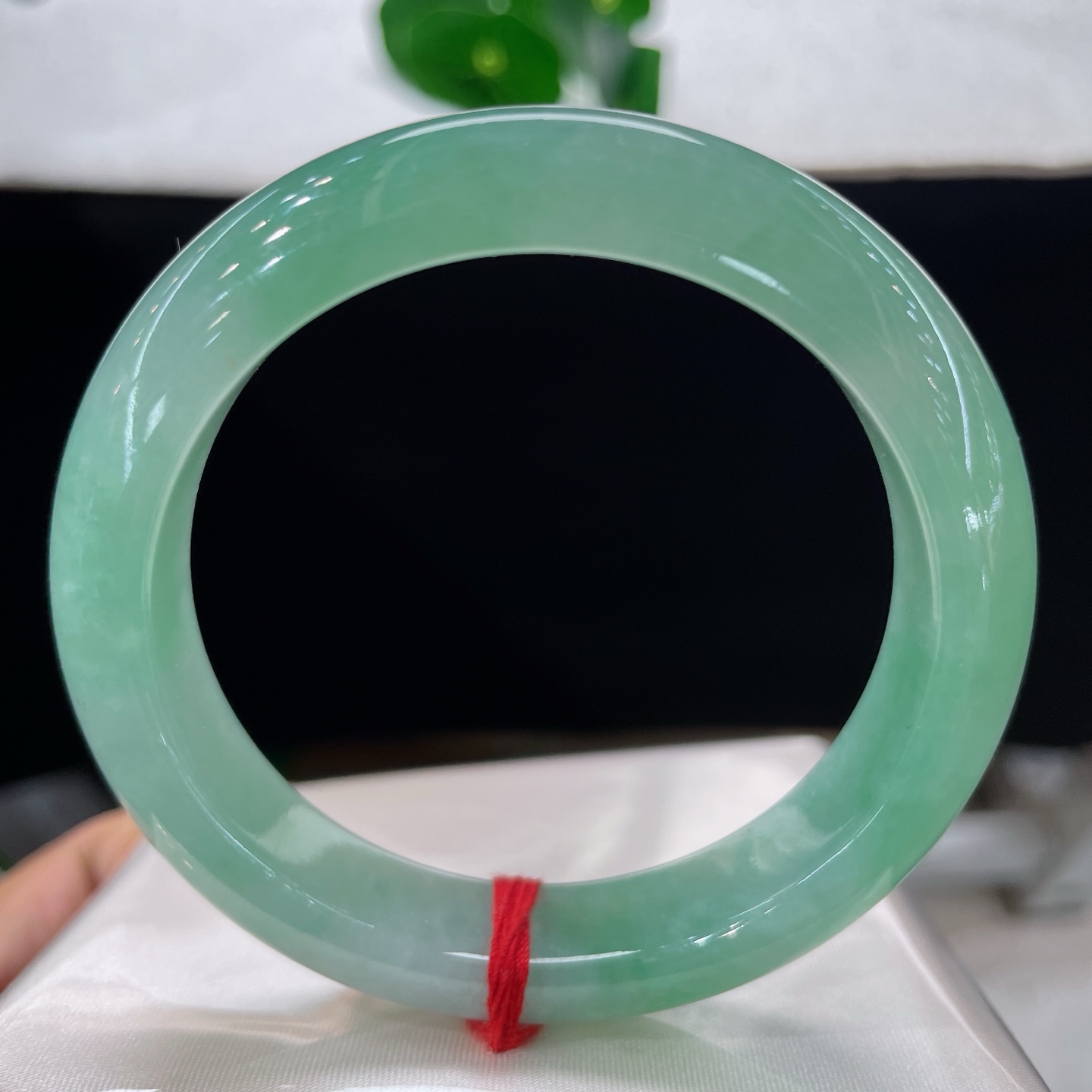 翡翠手镯 圈口55.5/11.8/8.7，冰晴水飘阳绿正圈，54/55可戴，翠似平湖秋水，温润绕清腕