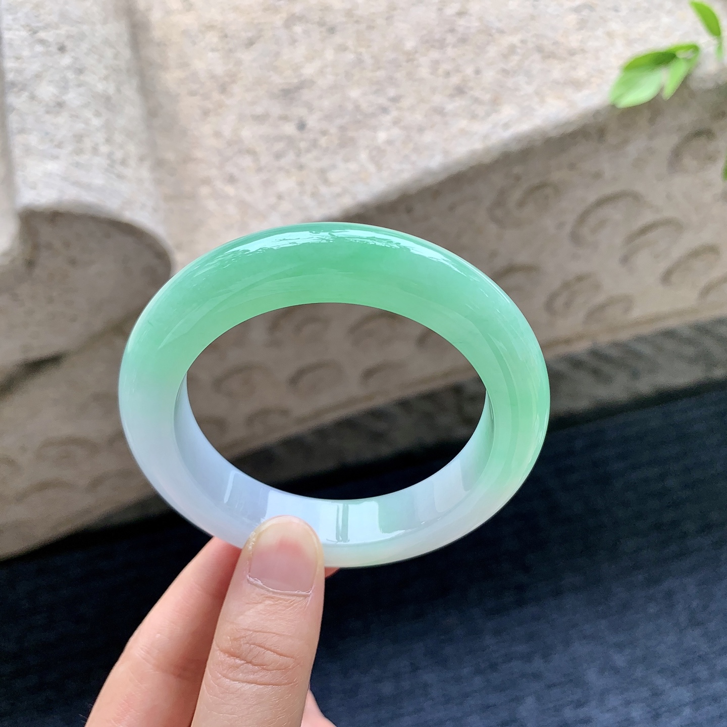 正圈55 56，圈口56/12.6/10.5，编码A3081912，描述细糯阳绿，水润，种老，细腻，无裂。