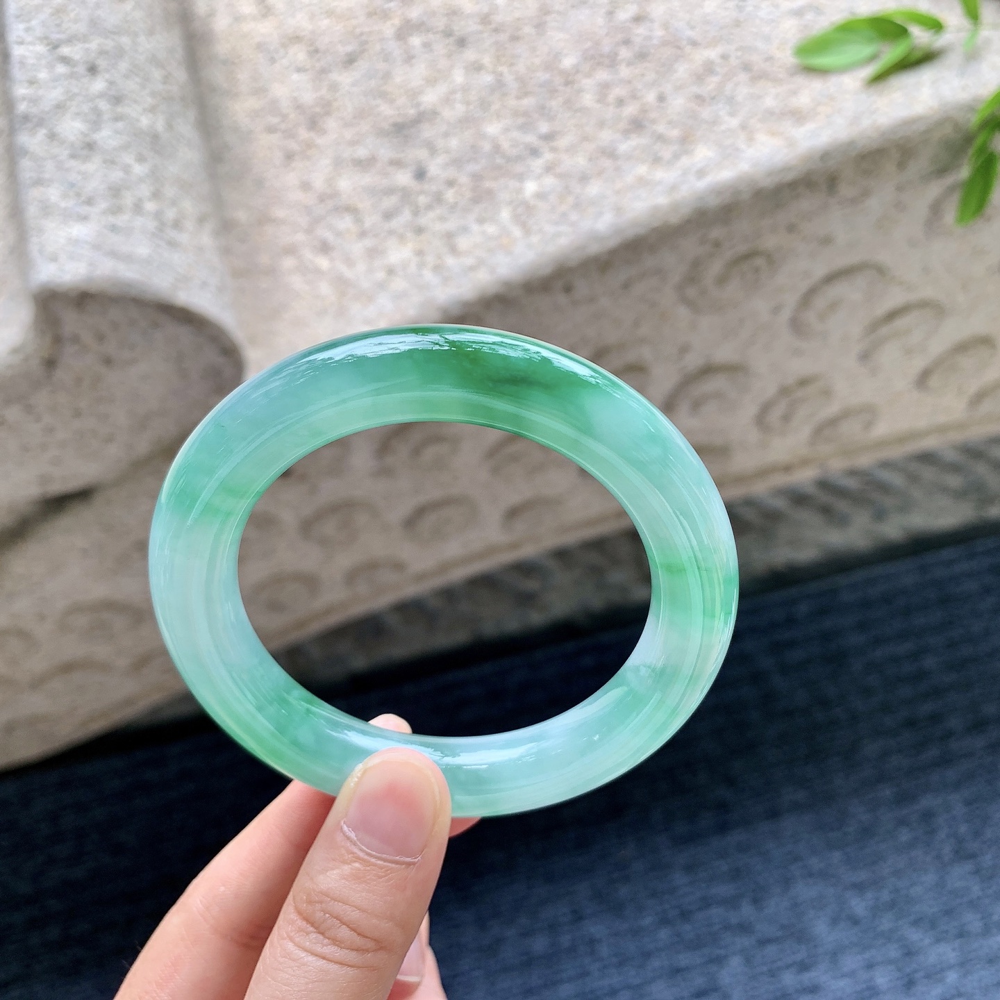 圆条56 57，圈口57.4/12/11.4，编码WW081933，冰糯飘辣绿，水润，种老，细腻，无裂。