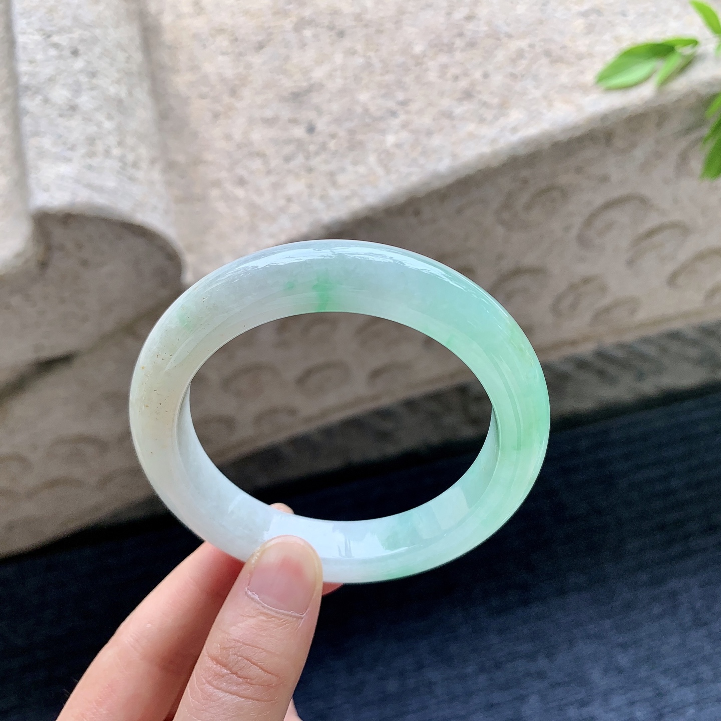 正圈 57 57，圈口57.6/12/9.7，编码GX081923，描述细糯飘绿，水润，种老，细腻，有纹线