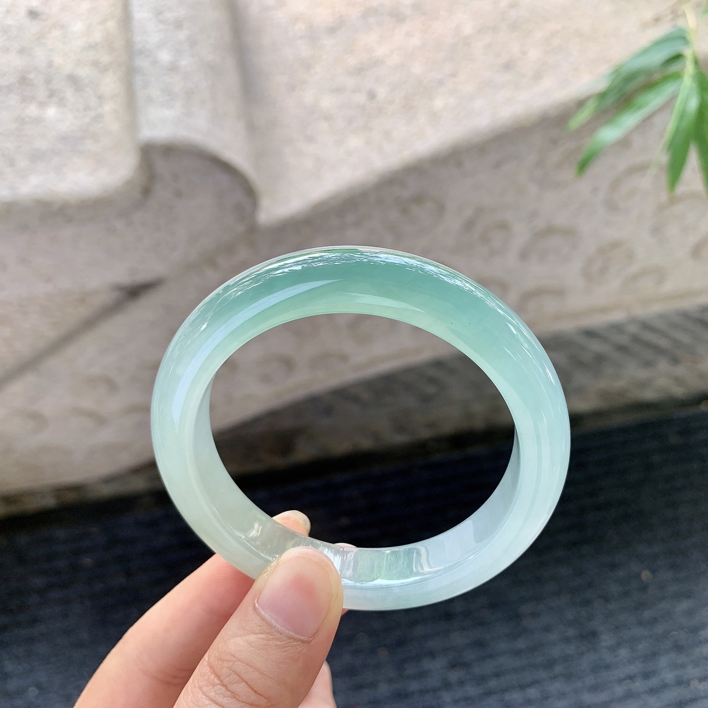 正圈54 55，圈口55.7/11.5/9，编码BA061190，描述冰糯晴蓝，水润，种老，细腻，打灯有棉絮