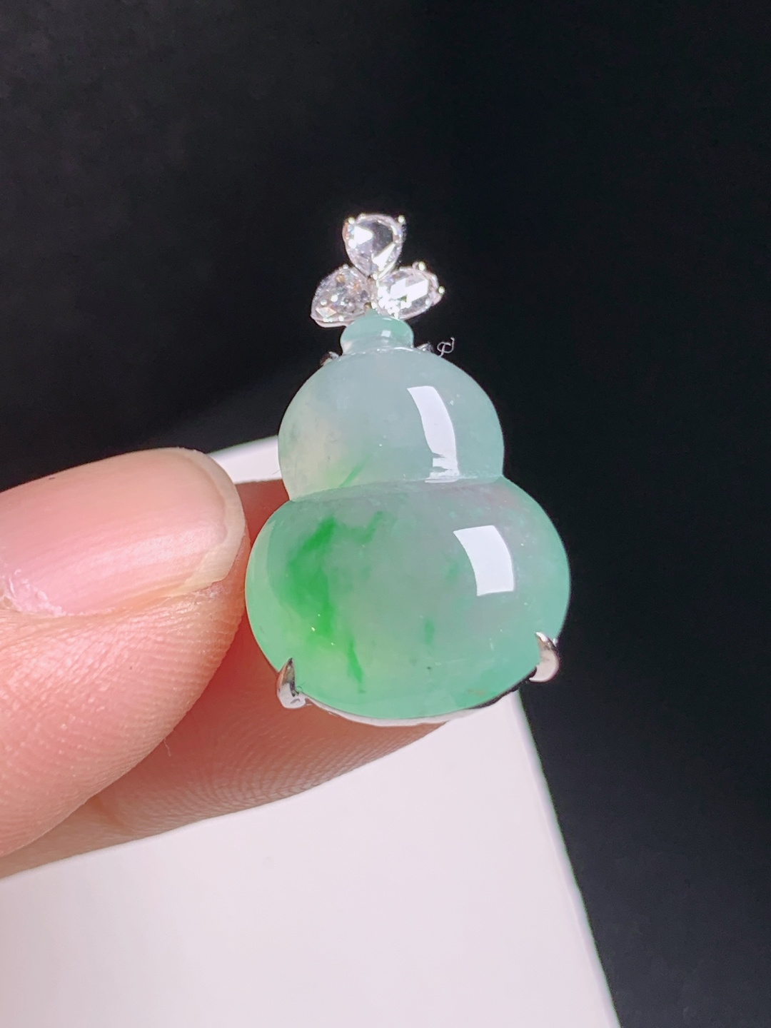 ️ 冰种飘绿葫芦吊坠，冰润起光，翠色灵动，福禄相伴 裸石19-13.8-4.7 整体24.8 92