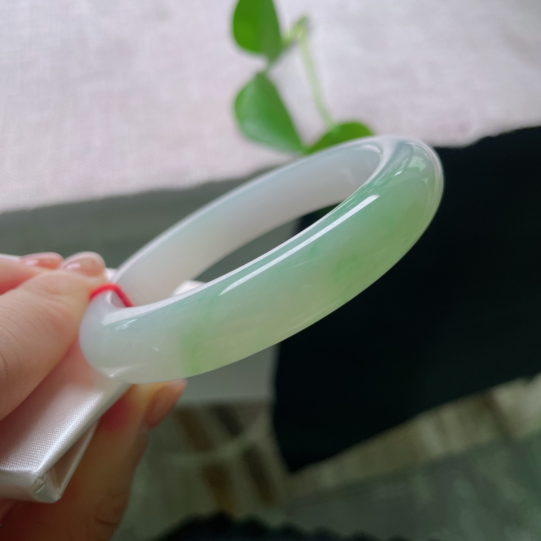 55.8/11.9/9.3，飘绿正圈，皮纹，特色半山水，如同暮色里漫上来的一抹春山绿意，一半素雅，一半明媚，上手温婉大气，有着恰到好处的含蓄美感。ss56945a