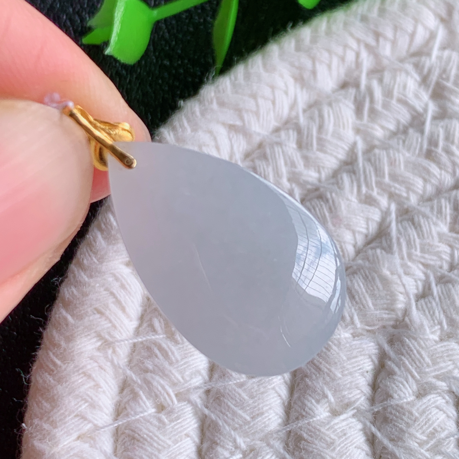 18k金扣冰润水滴翡翠吊坠，款式新颖时尚，日常百搭的款。满满的份量感，清新自然，上身效果优雅迷人！性价比超值  W415.17  整体尺寸：29-14.6-7.8mm  裸石尺寸：23.8-14.6-7.8mm