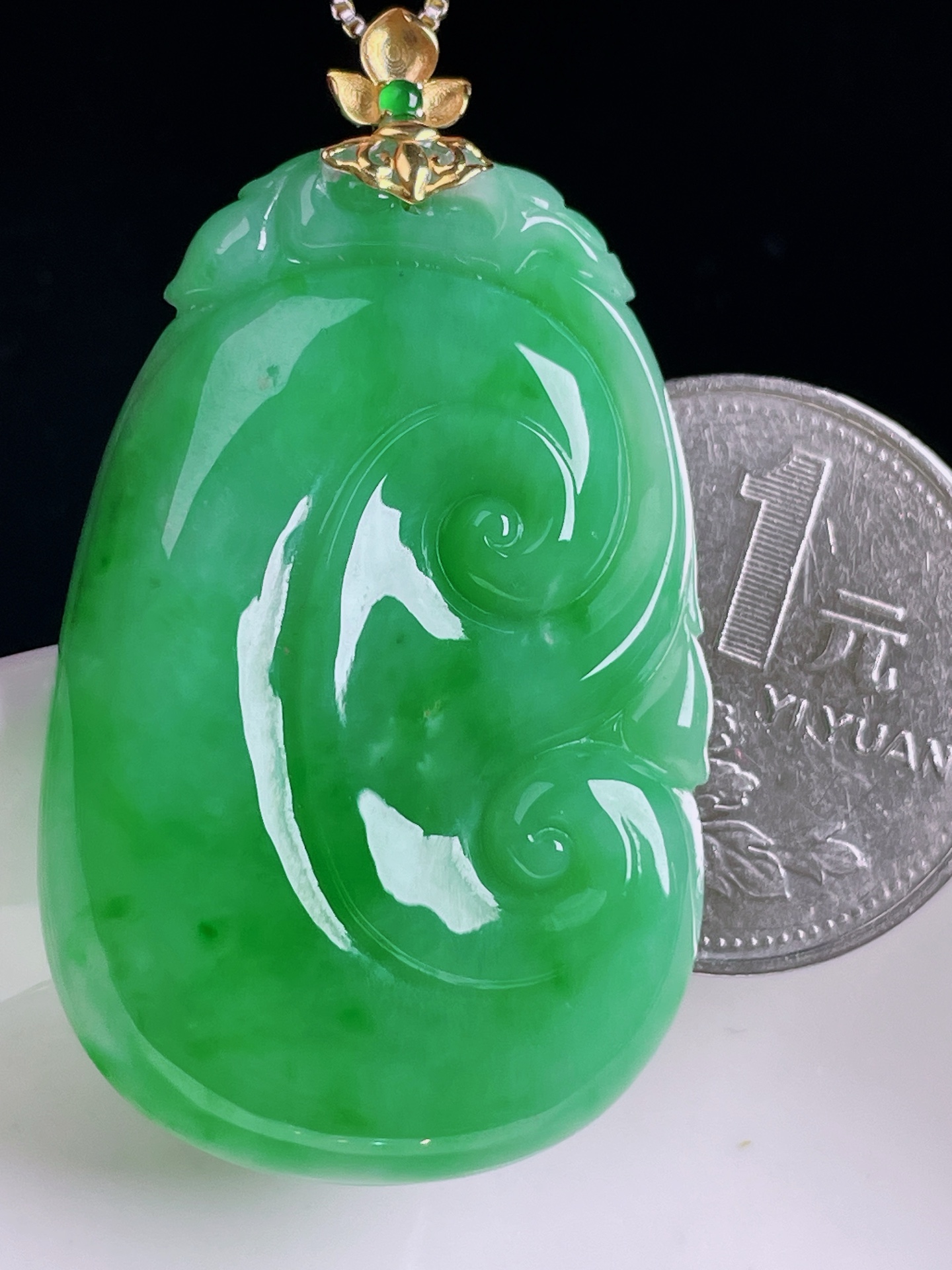️阳绿如意，18k镶嵌，老种起光，细底通透，尺寸：46.7裸石41.3/27/6.5mm0819