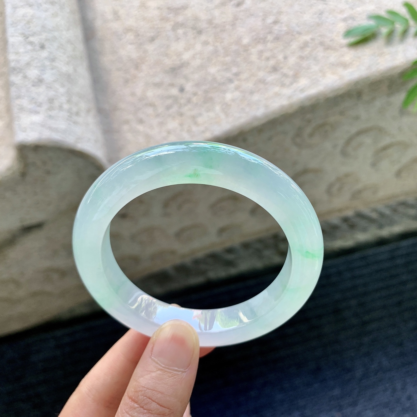 正圈53 54，圈口54.8/11.5/9.3，编码GJ082021，描述：冰糯飘绿，水润，种老，细腻，无裂。