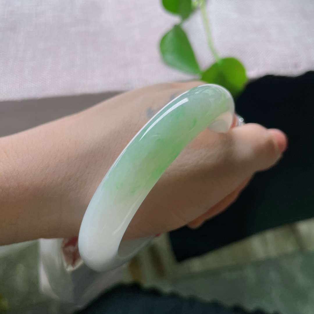 55.8/11.9/9.3，飘绿正圈，皮纹，特色半山水，如同暮色里漫上来的一抹春山绿意，一半素雅，一半明媚，上手温婉大气，有着恰到好处的含蓄美感。ss56945a