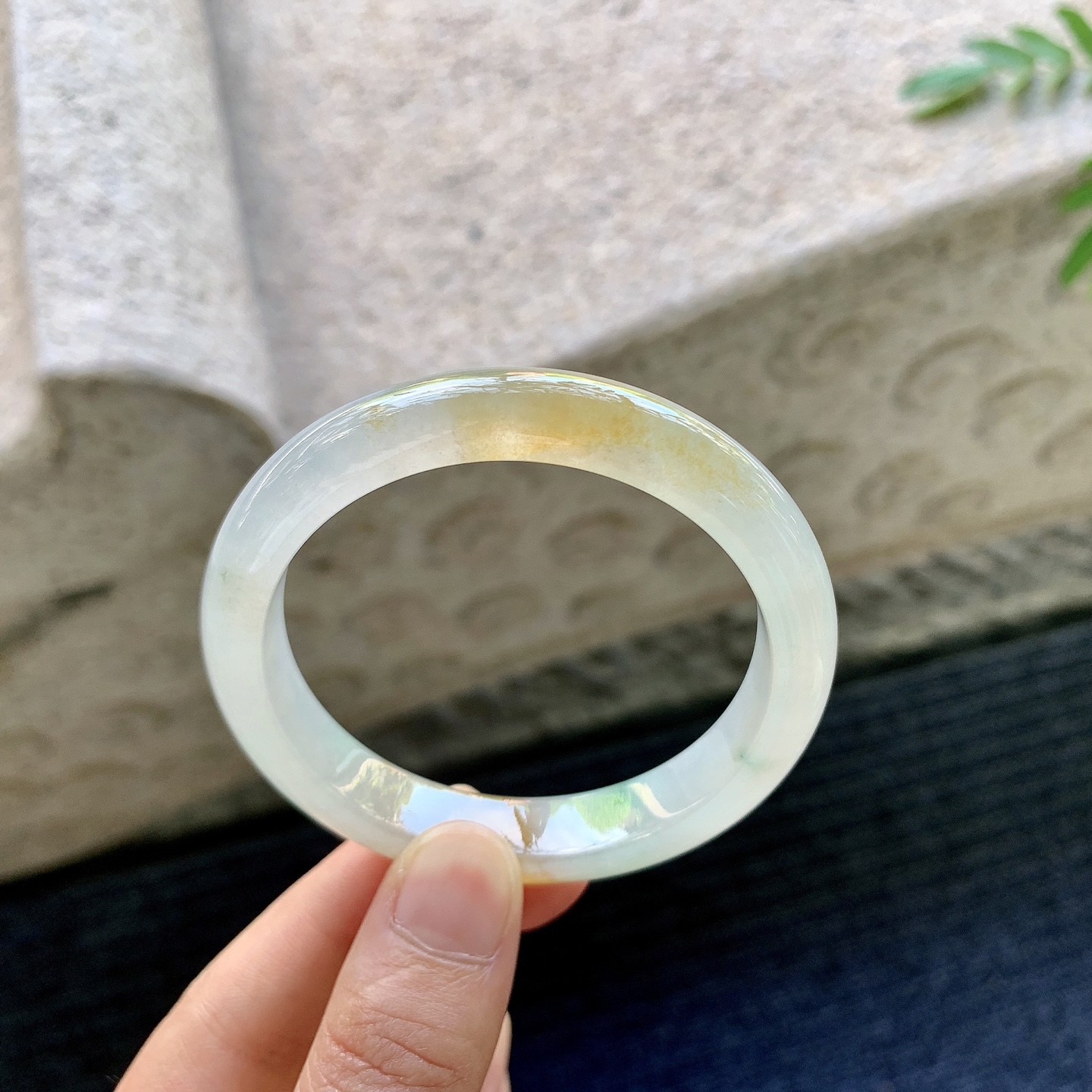 正圈51 52，圈口52.3/10.2/7.4，编码G9082022，描述糯冰飘黄翡，水润，种老，细腻，打灯有纹线。