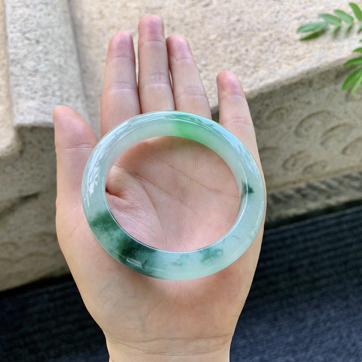 正圈52 53，圈口53.6/10.3/9，编码GF081954，糯冰飘花，飘绿，水润，种老，细腻，