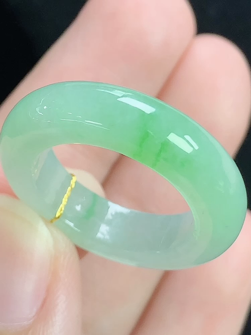 飘绿戒指，无裂，内径尺寸17-5.8-4.3mm，14号手寸，D19lsk